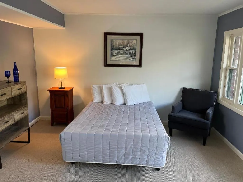 Bed in Community Court Motel