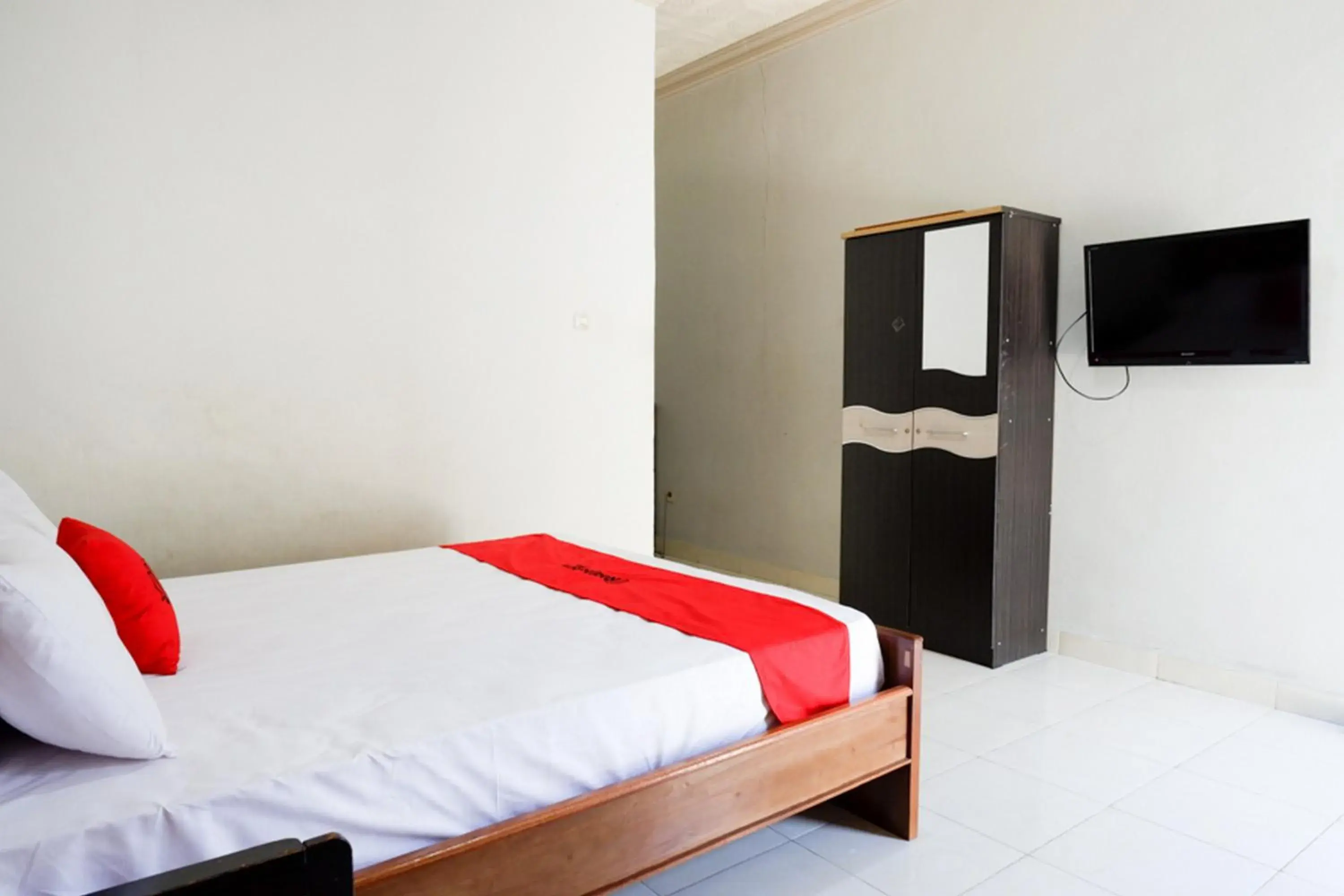 Bed in RedDoorz near Mutiara SIS Al Jufrie Airport Palu Bed in RedDoorz near Mutiara SIS Al Jufrie Airport Palu