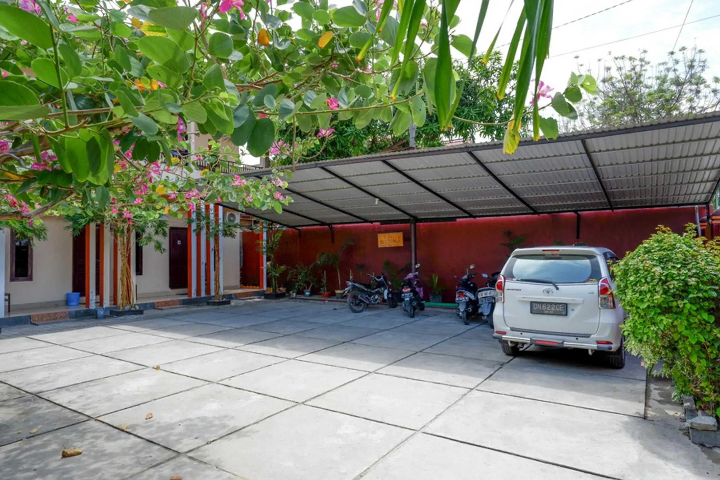 Facade/entrance in RedDoorz near Mutiara SIS Al Jufrie Airport Palu Facade/entrance in RedDoorz near Mutiara SIS Al Jufrie Airport Palu