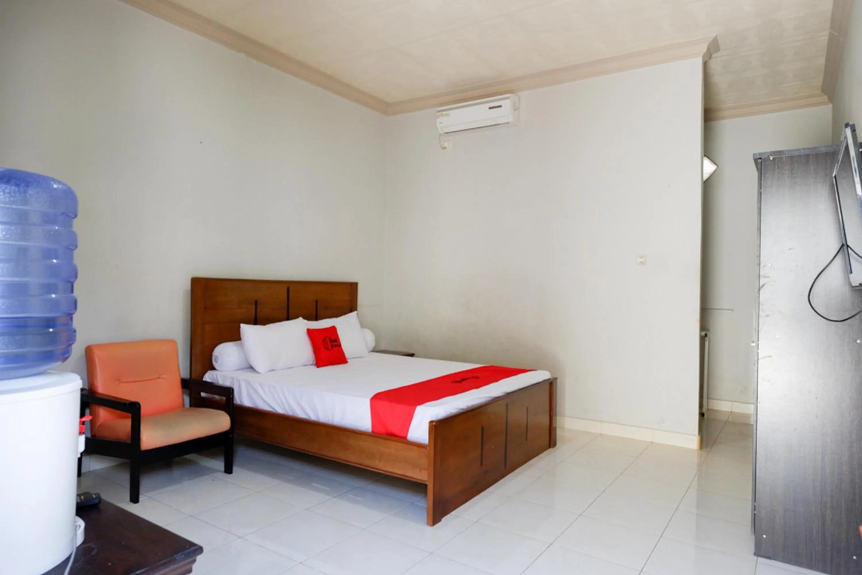 Bedroom, Bed in RedDoorz near Mutiara SIS Al Jufrie Airport Palu