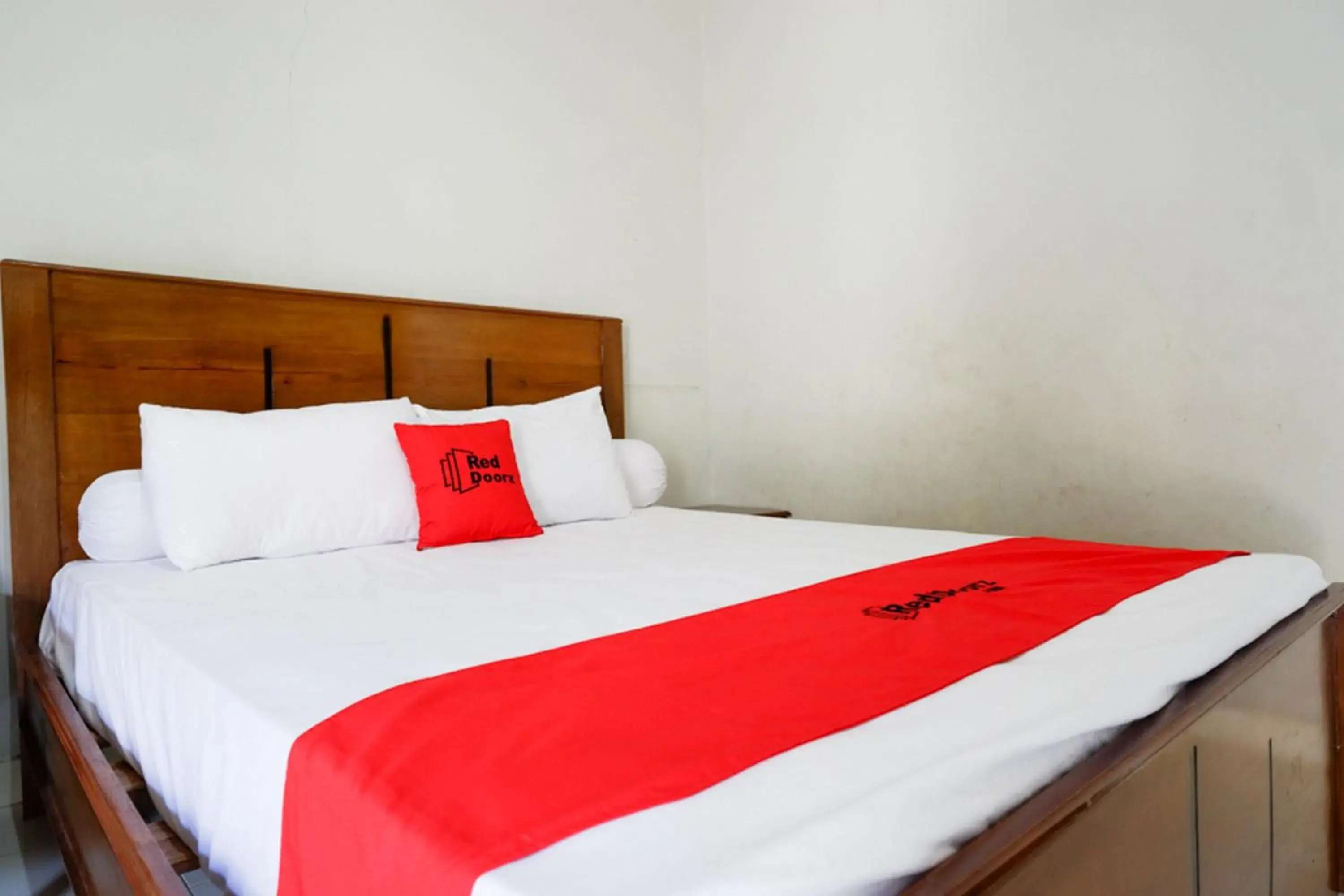 Bedroom, Bed in RedDoorz near Mutiara SIS Al Jufrie Airport Palu Bedroom, Bed in RedDoorz near Mutiara SIS Al Jufrie Airport Palu
