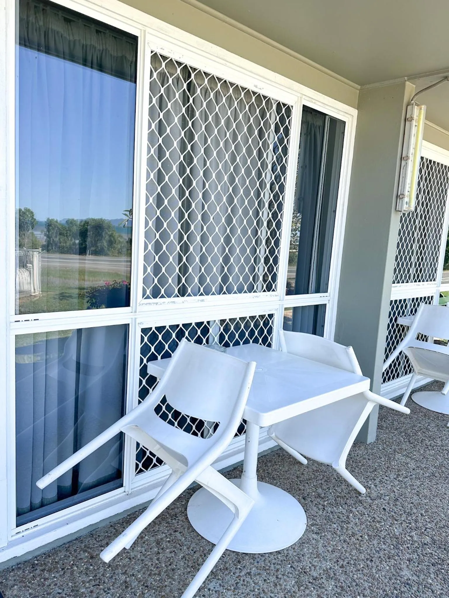 Day in Ocean View Motel Bowen