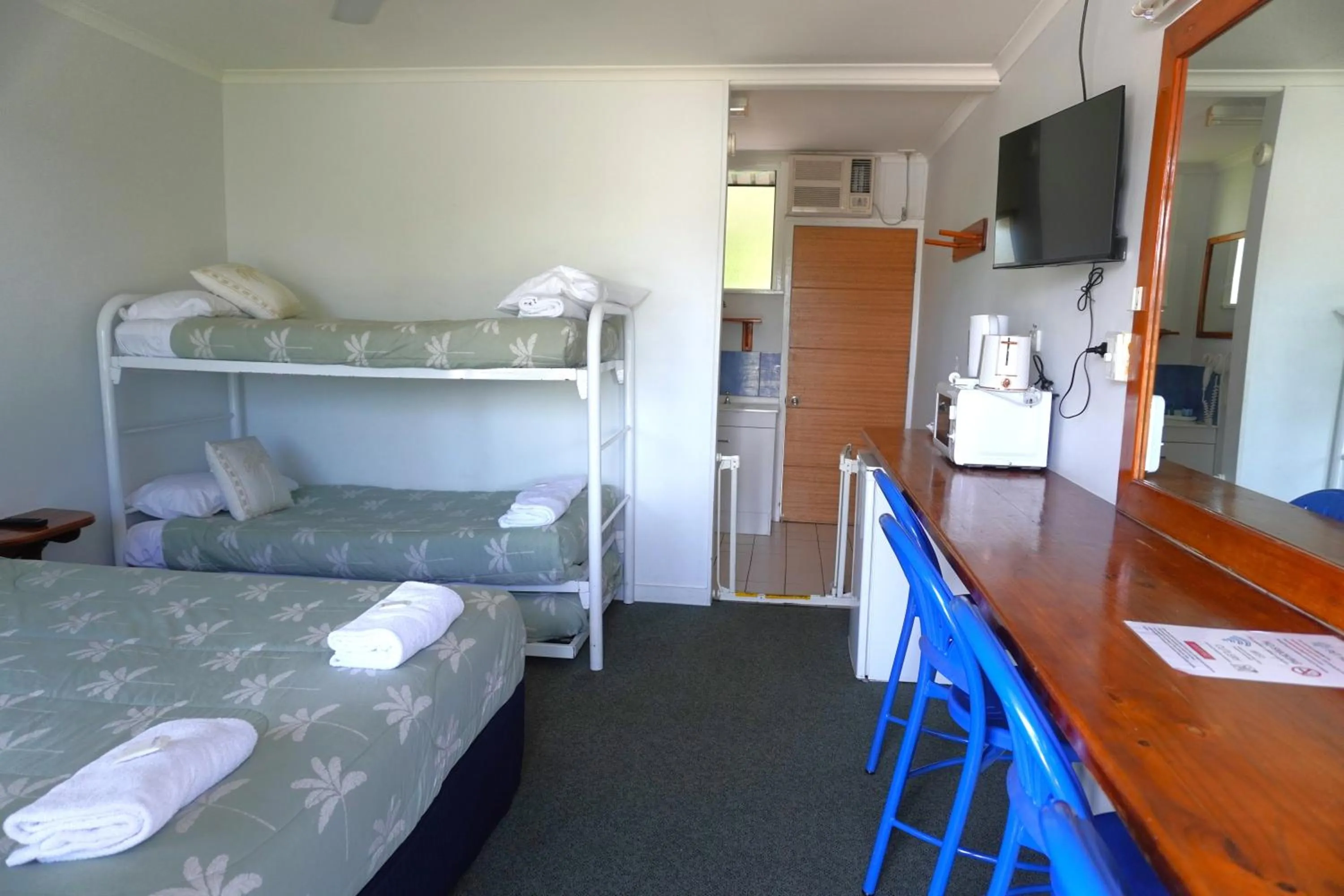 Bed in Ocean View Motel Bowen