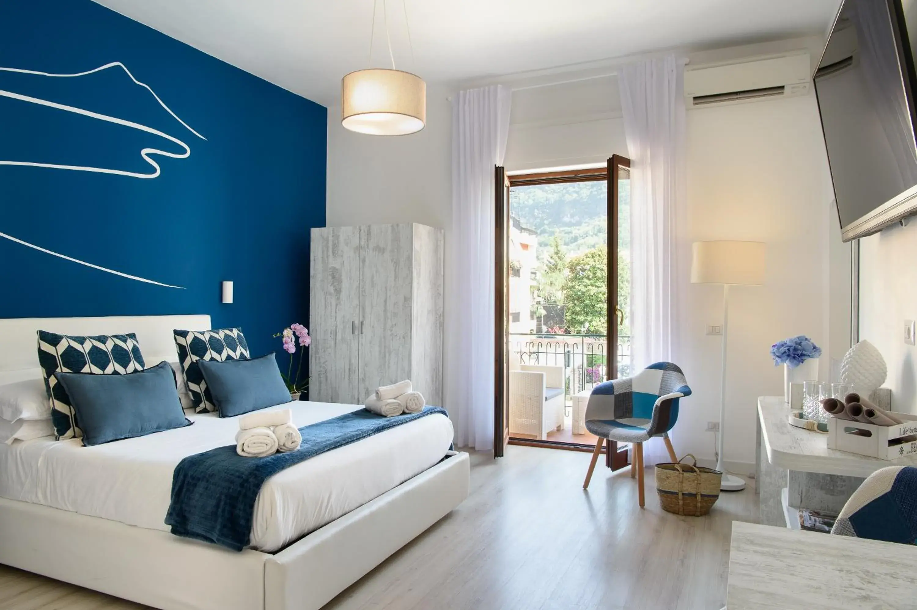 King Suite with Spa Bath in Les Suites des Tout le Monde King Suite with Spa Bath in Les Suites des Tout le Monde