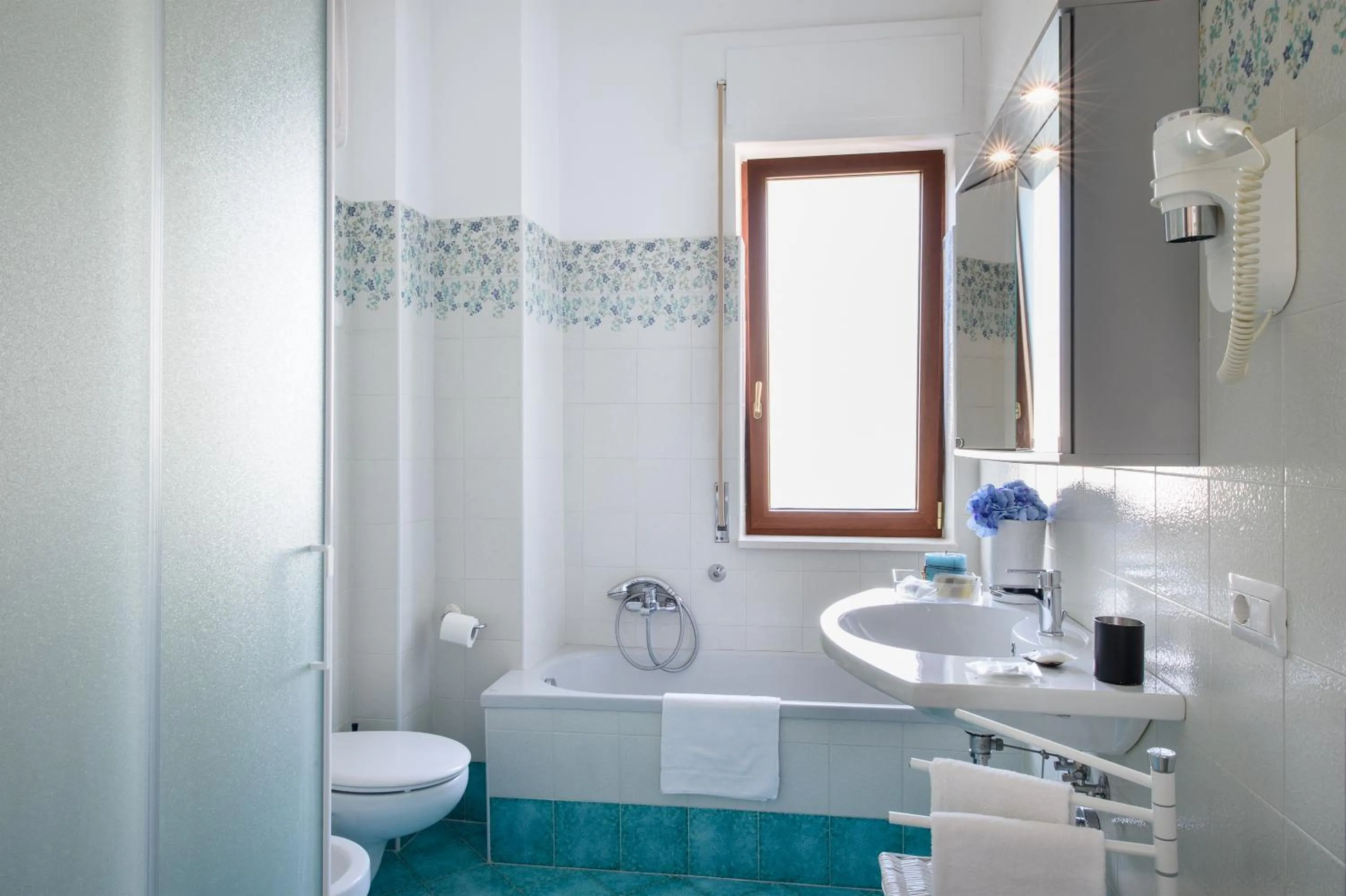 Shower in Les Suites des Tout le Monde