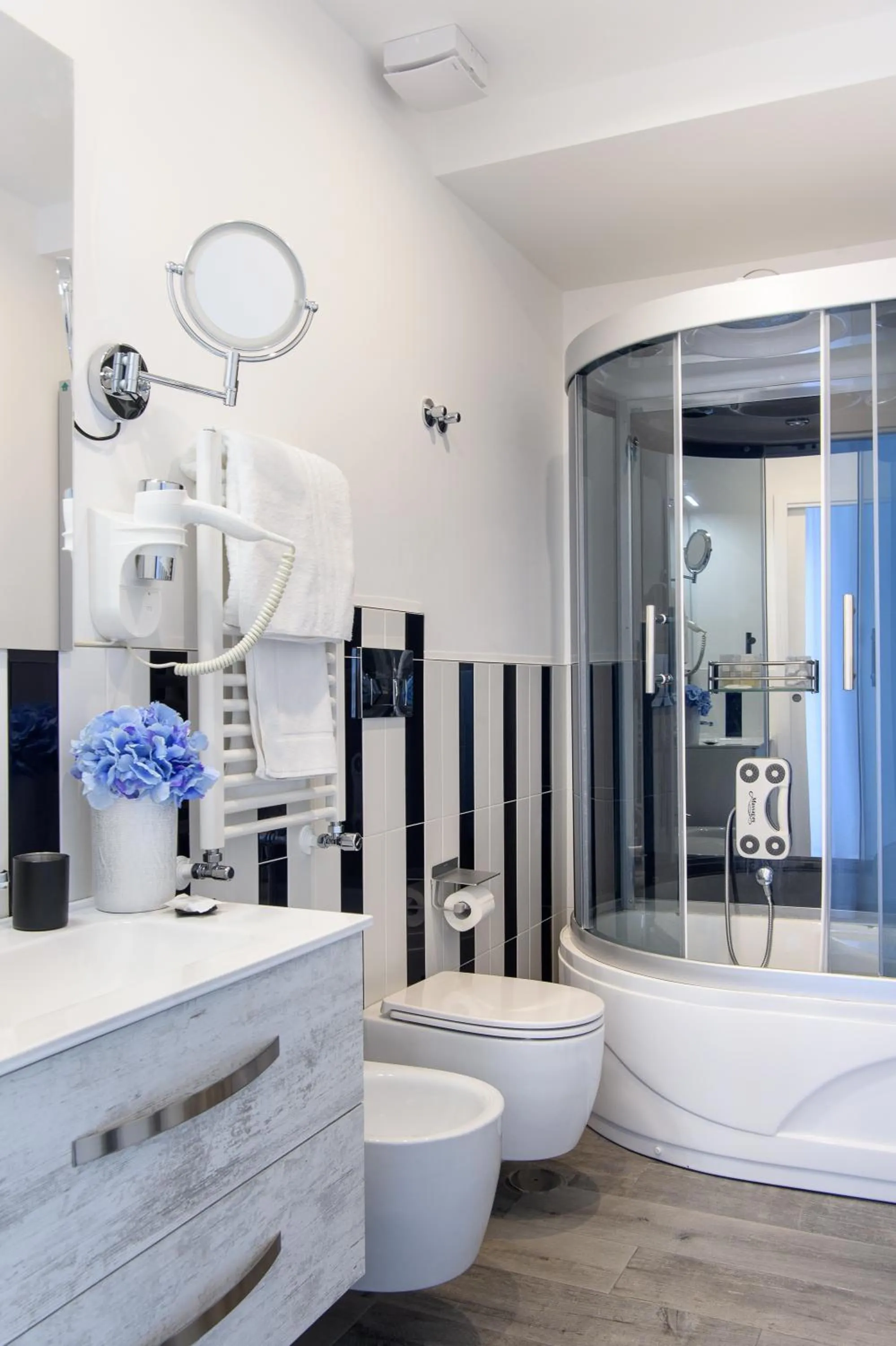 Shower in Les Suites des Tout le Monde