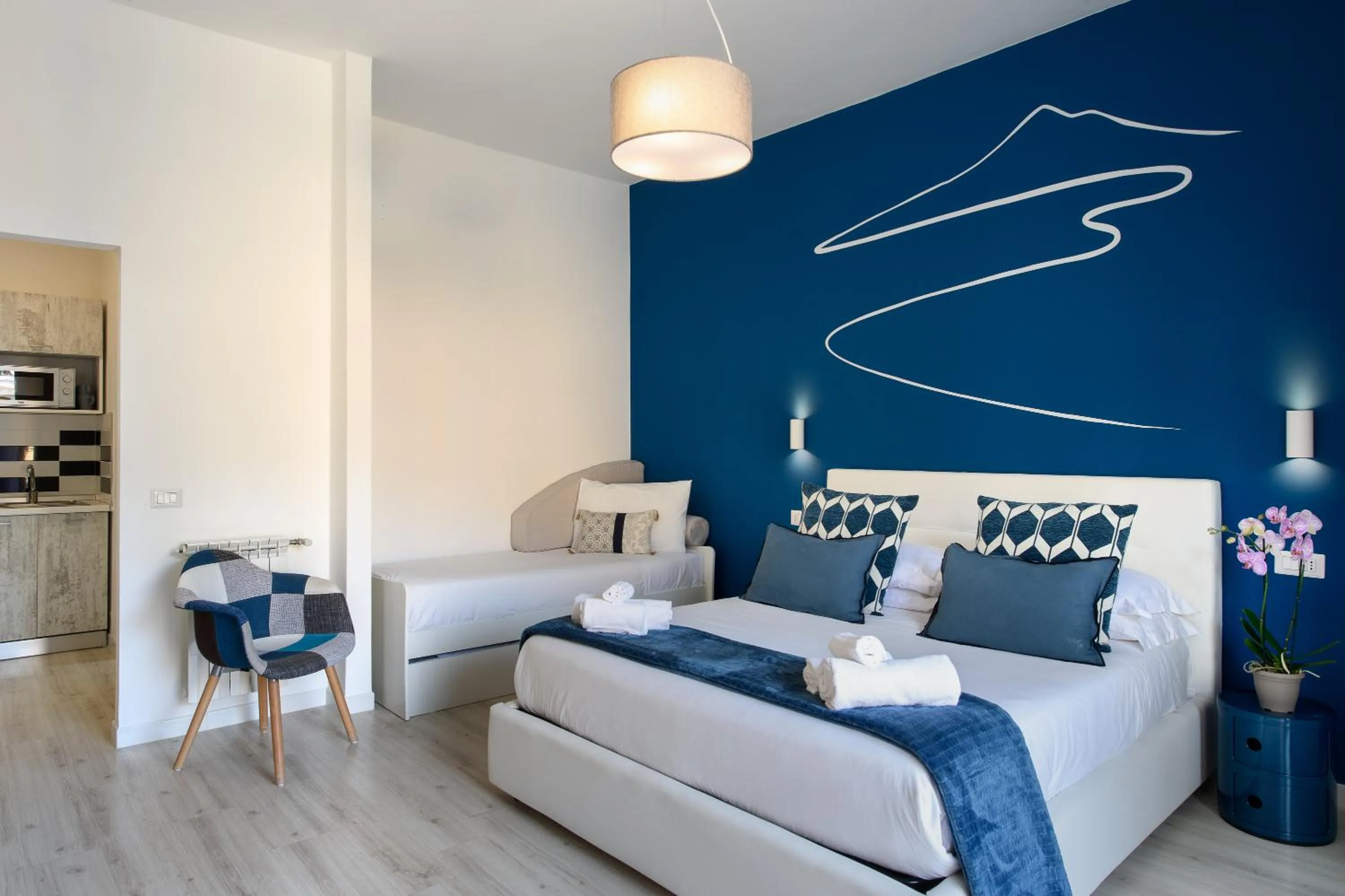 Kitchen or kitchenette, Bed in Les Suites des Tout le Monde