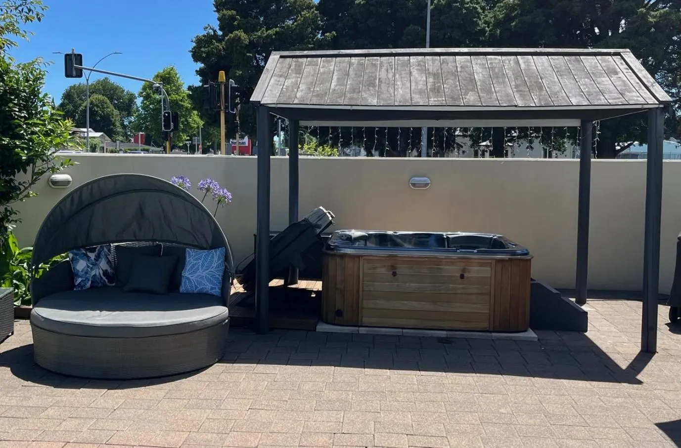 Hot Tub in Academy Motor Inn