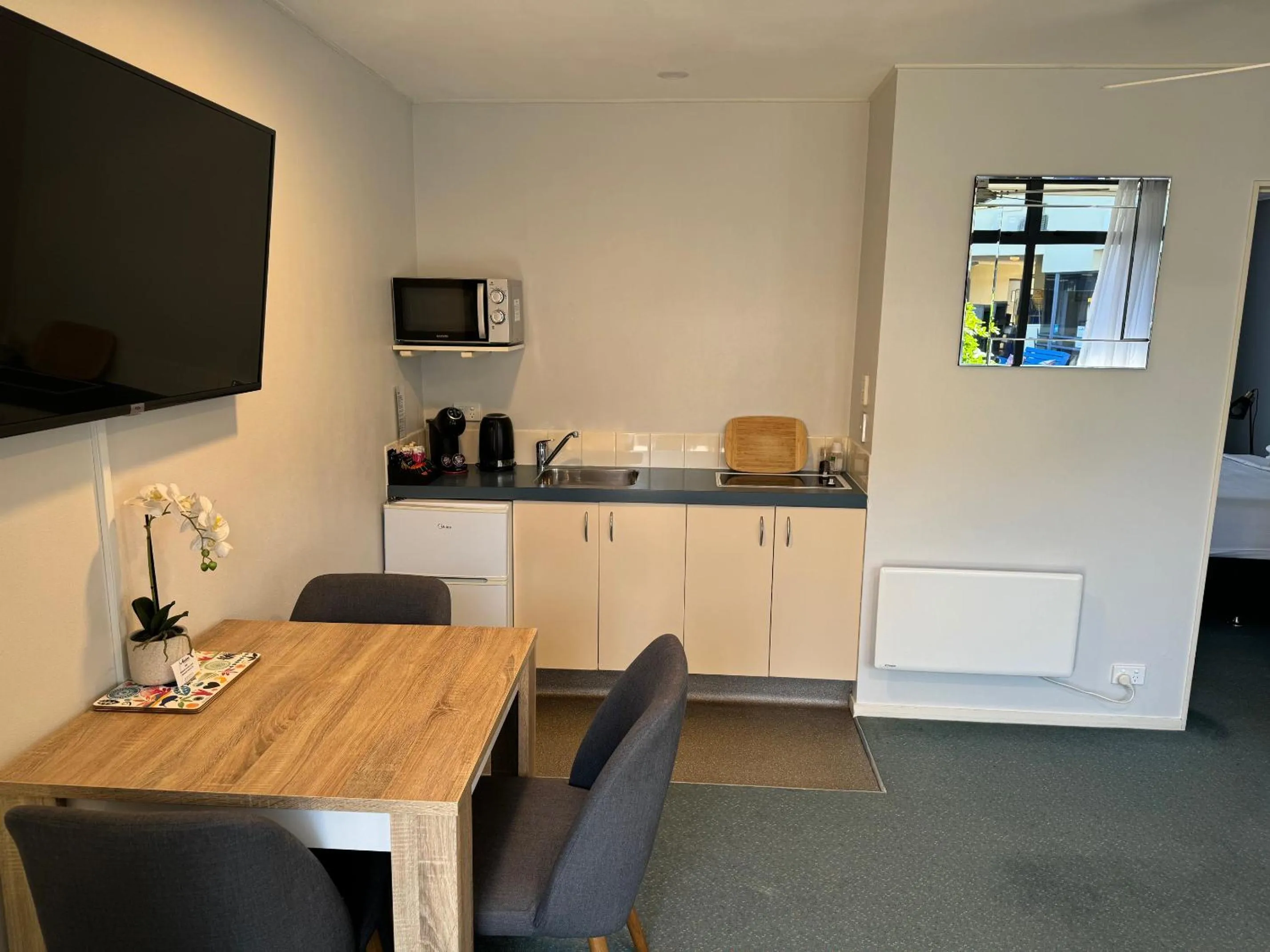 Kitchen or kitchenette in Academy Motor Inn