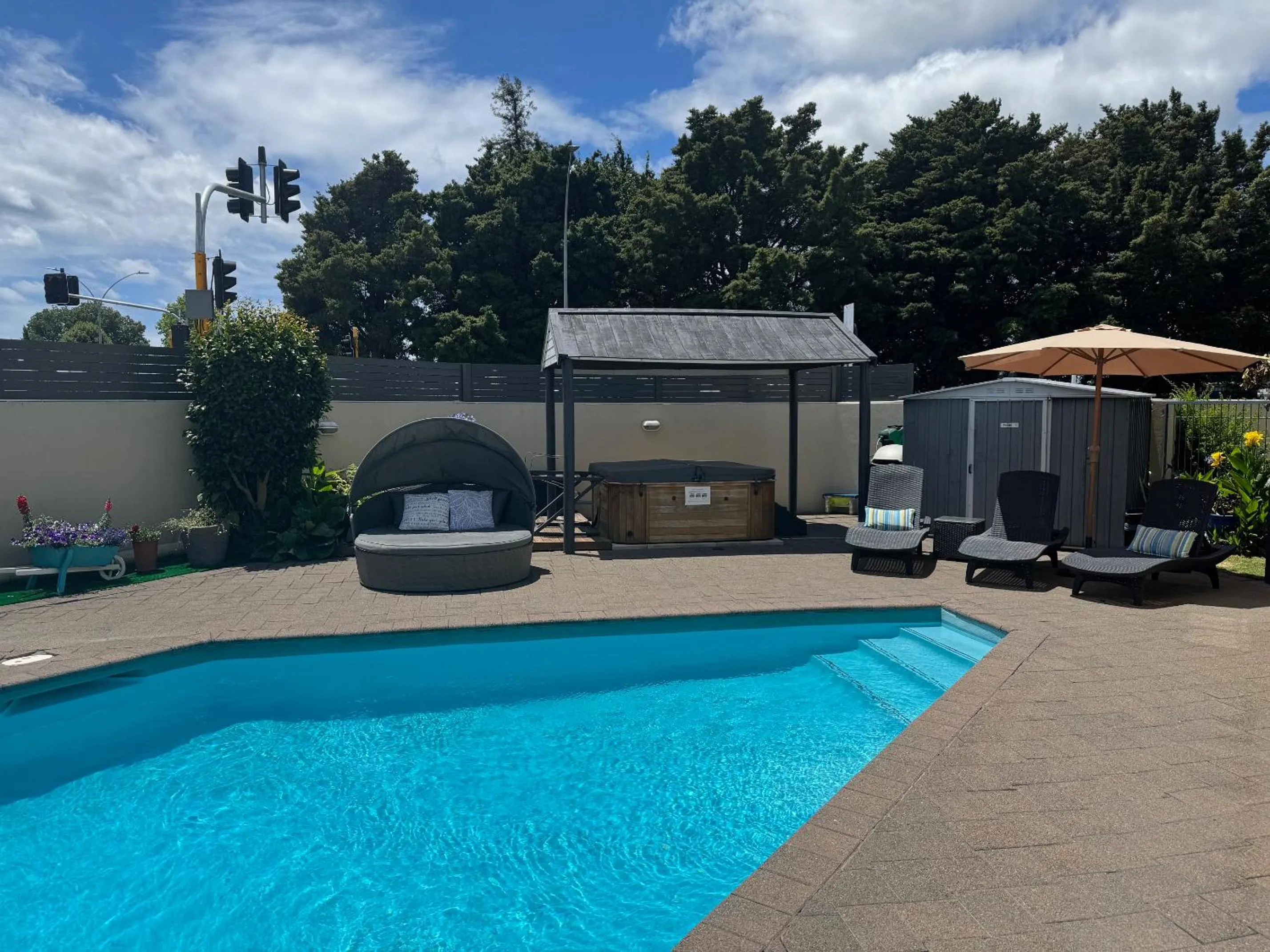 Hot Tub in Academy Motor Inn