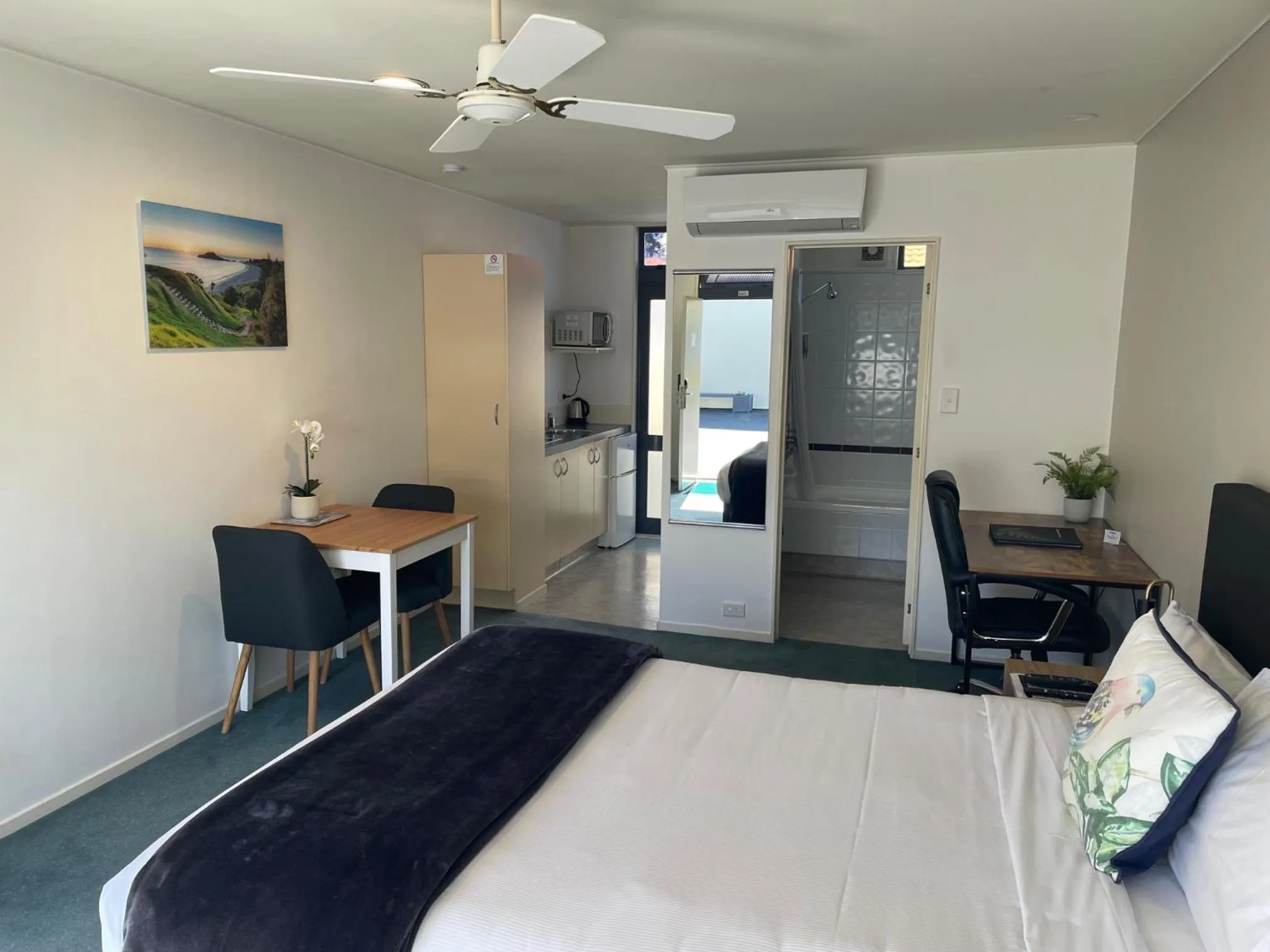 Bathroom, Bed in Academy Motor Inn