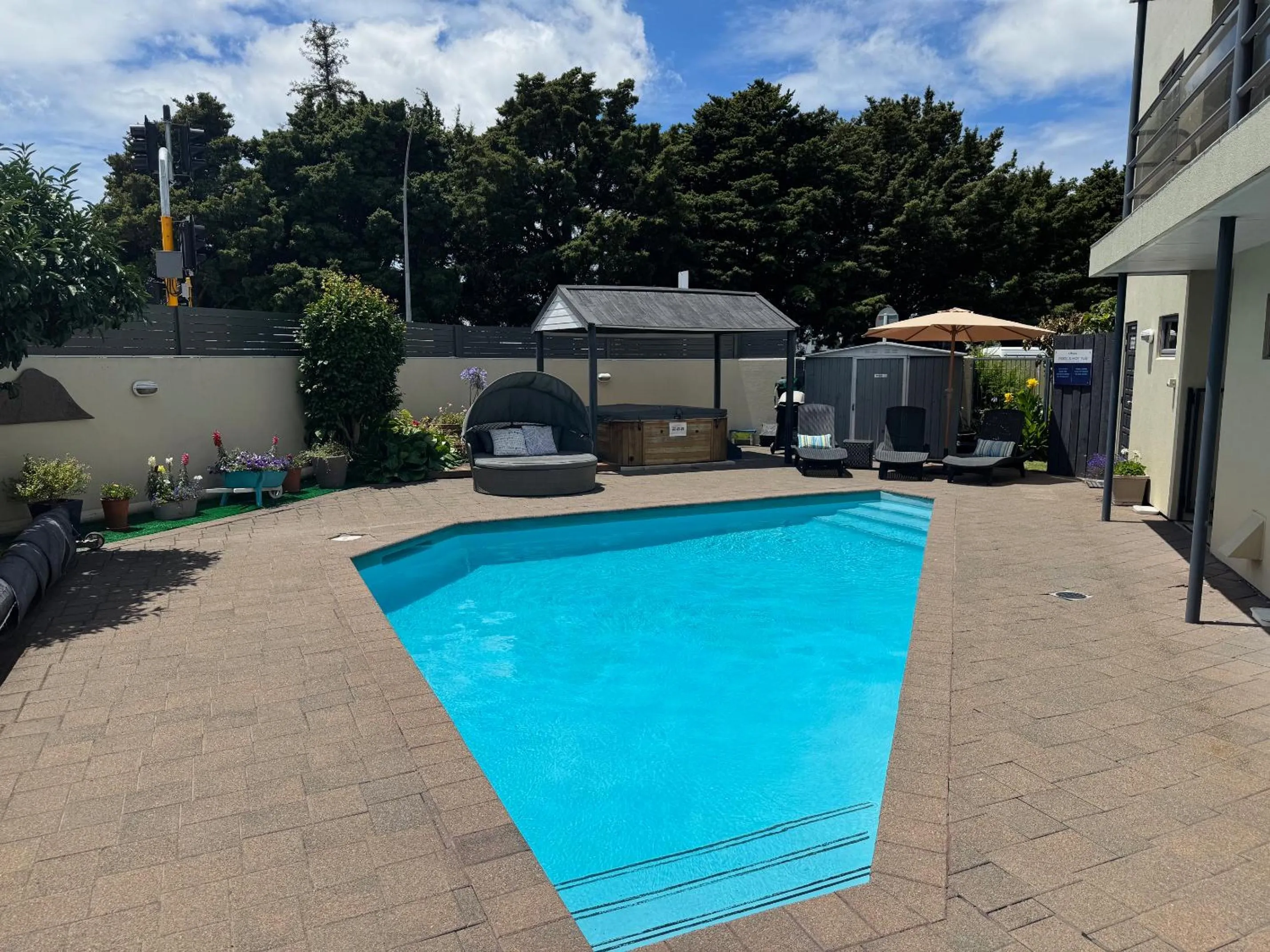 Hot Tub in Academy Motor Inn