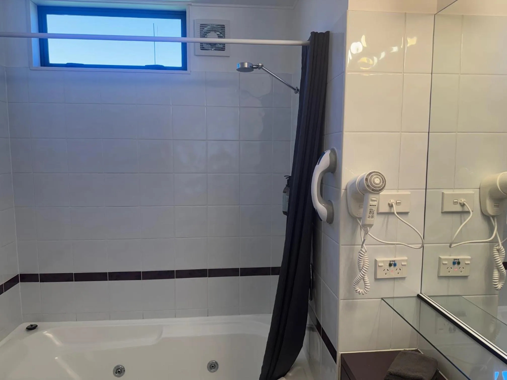 Bathroom in Academy Motor Inn