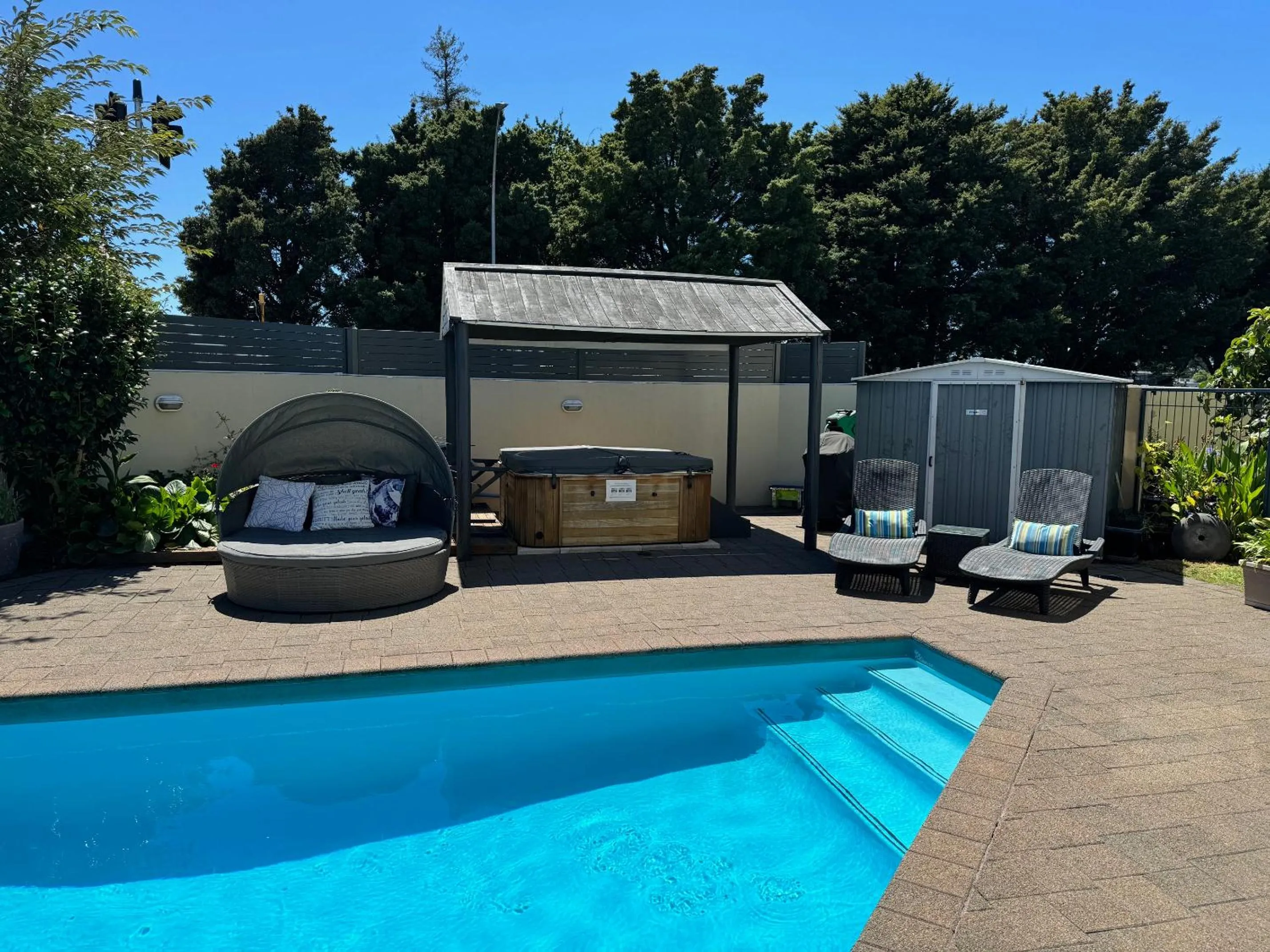 Hot Tub in Academy Motor Inn
