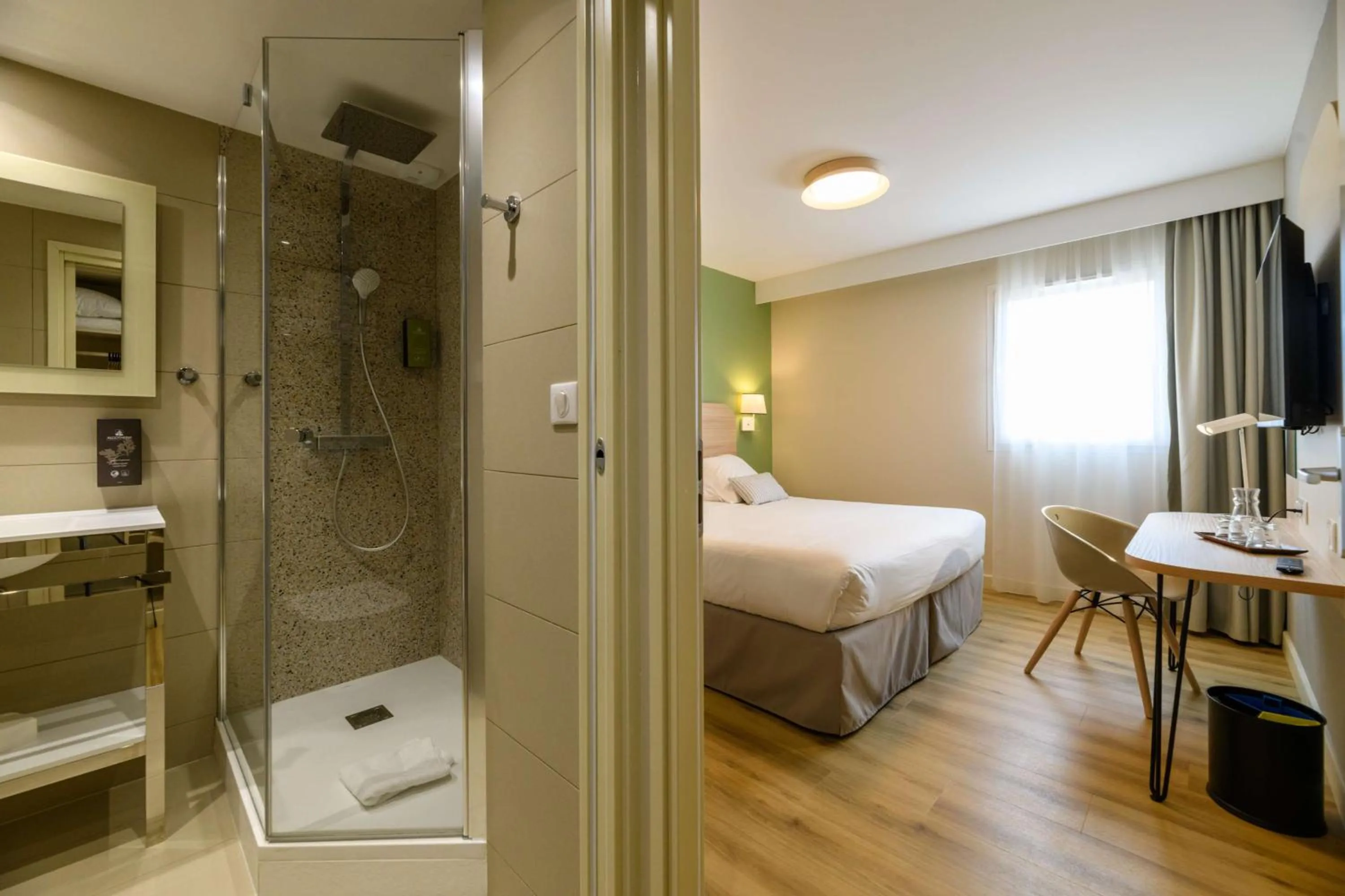 Bathroom, Bed in Best Western Plus Ajaccio Amirauté