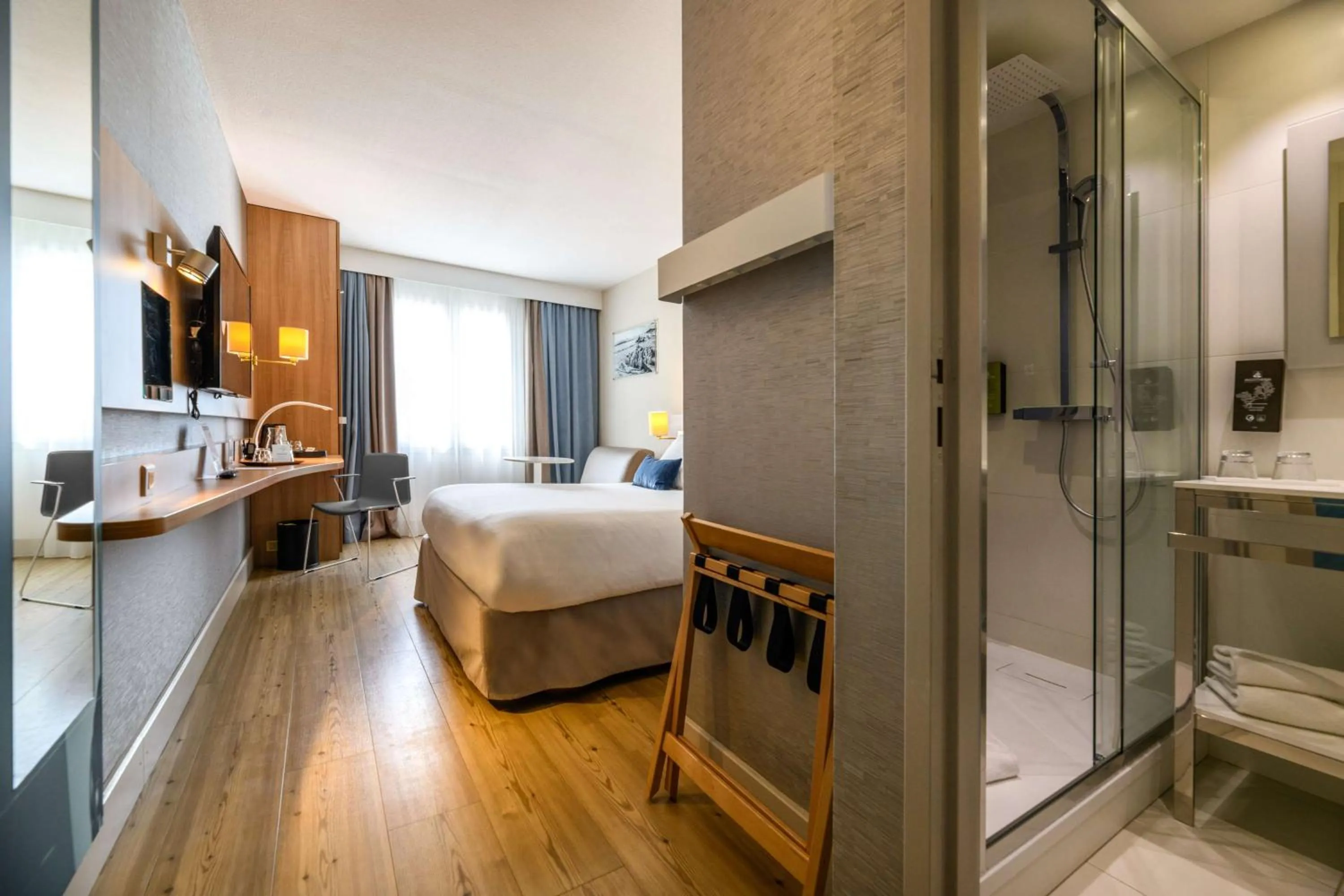 Bathroom, Bed in Best Western Plus Ajaccio Amirauté