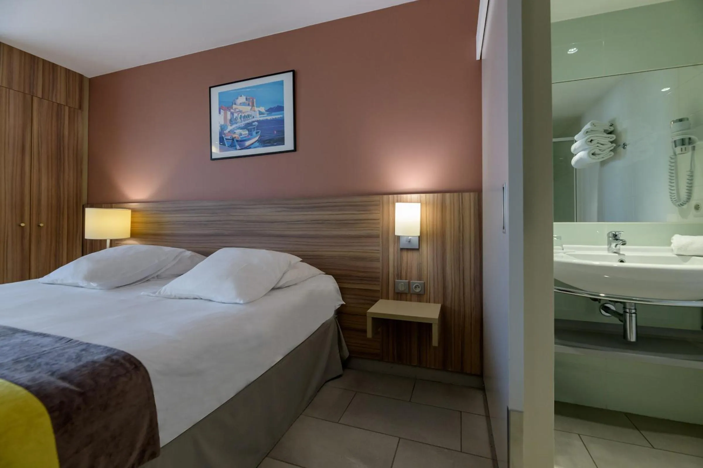 Shower, Bed in Best Western Plus Ajaccio Amirauté