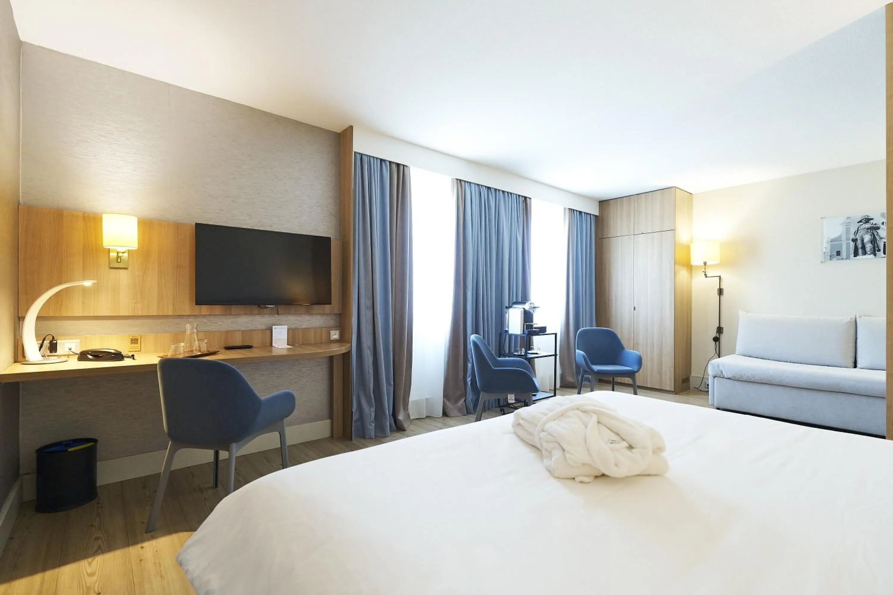 Living room, Bed in Best Western Plus Ajaccio Amirauté