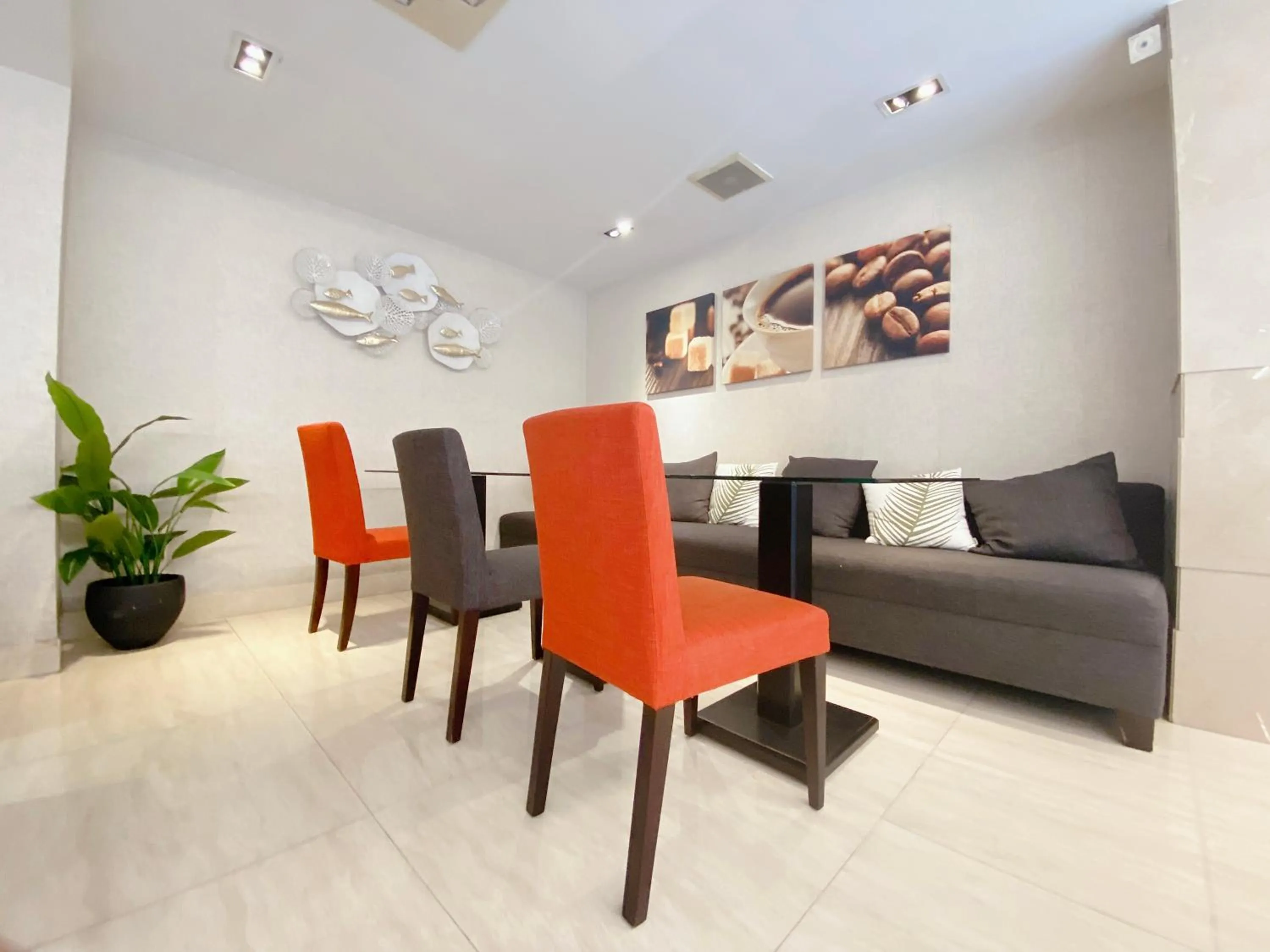 Restaurant/places to eat in The Luxe Hotel