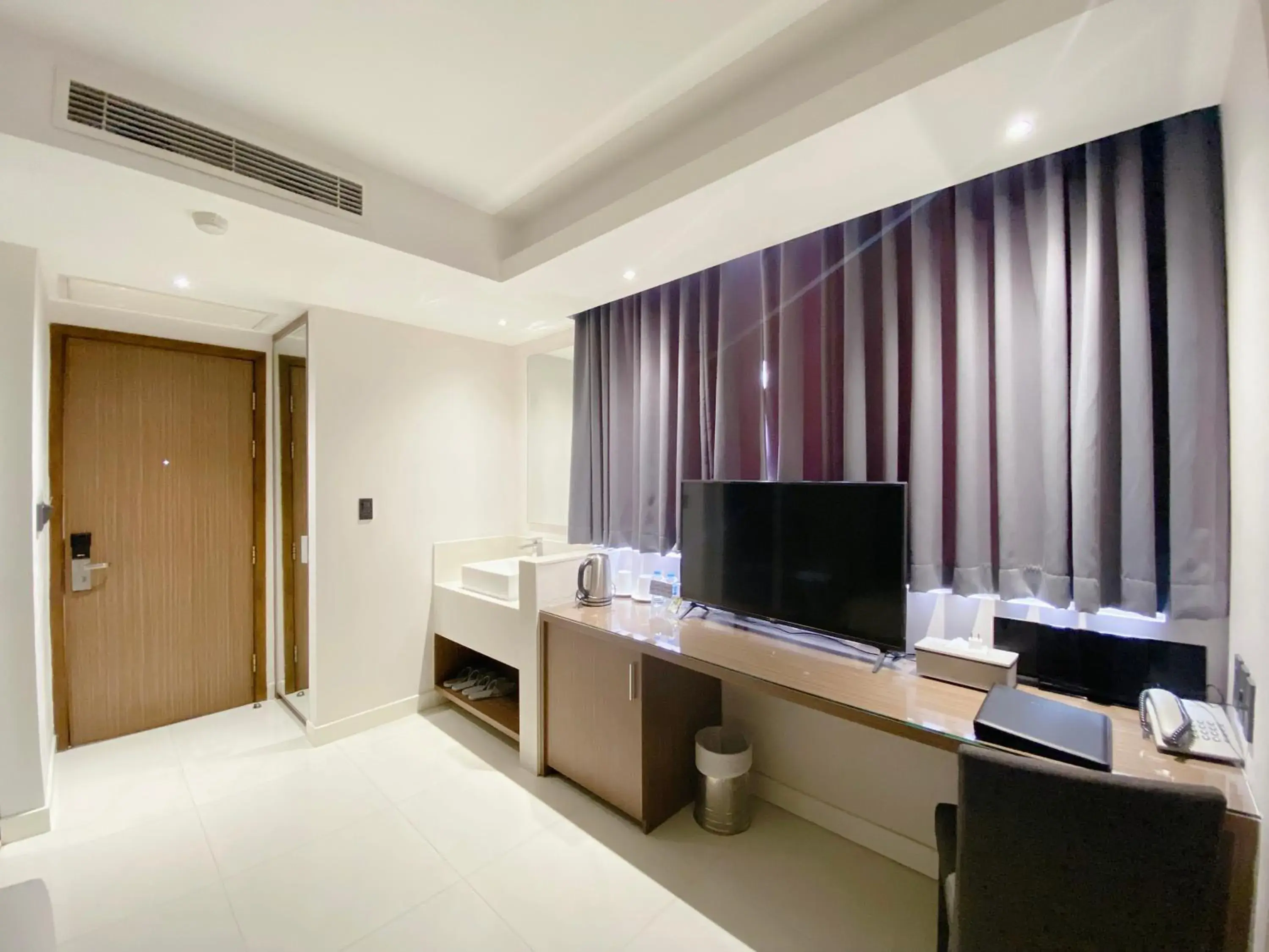 Deluxe Queen Room with Window in The Luxe Hotel Deluxe Queen Room with Window in The Luxe Hotel