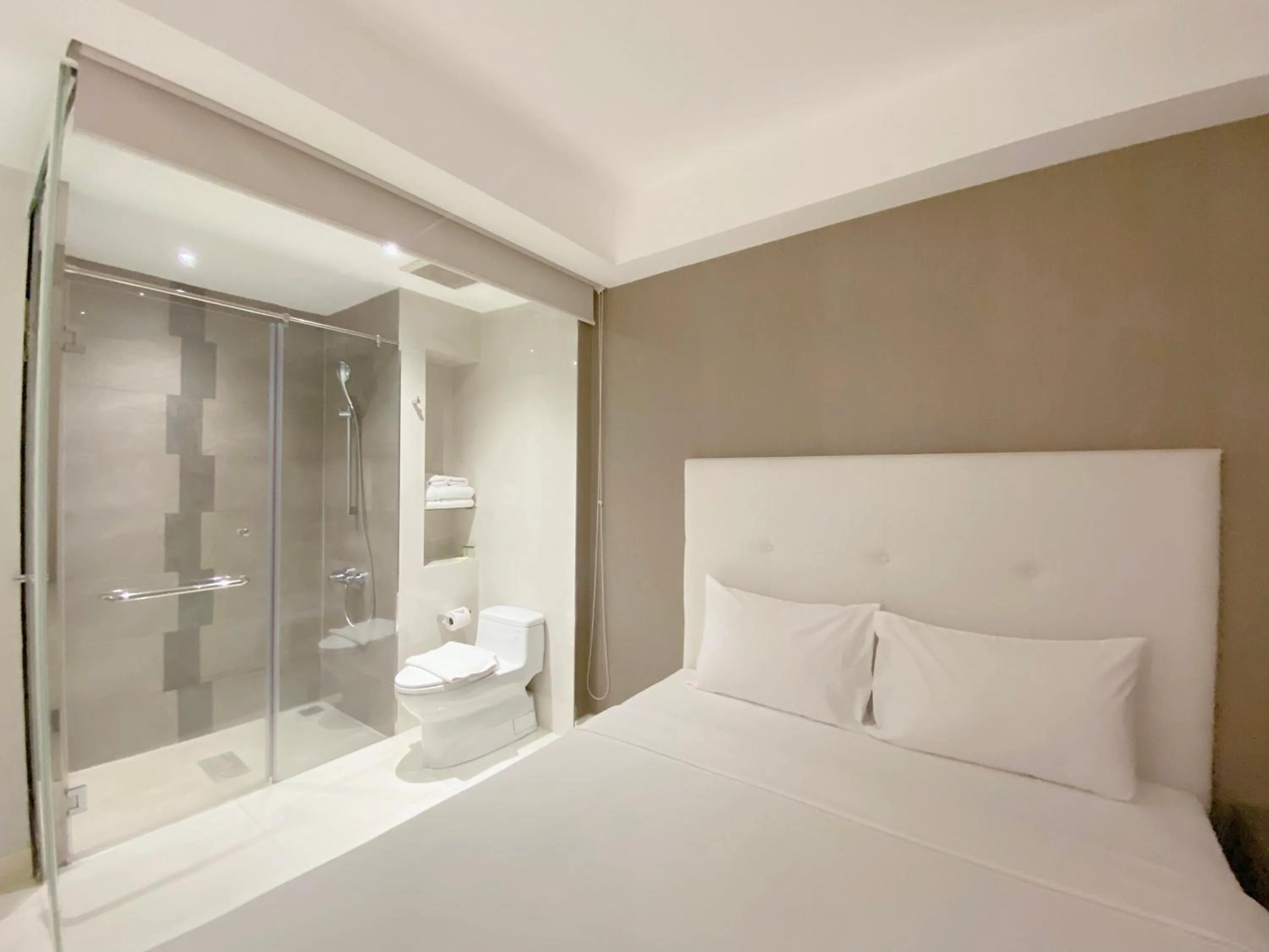 Bathroom, Bed in The Luxe Hotel
