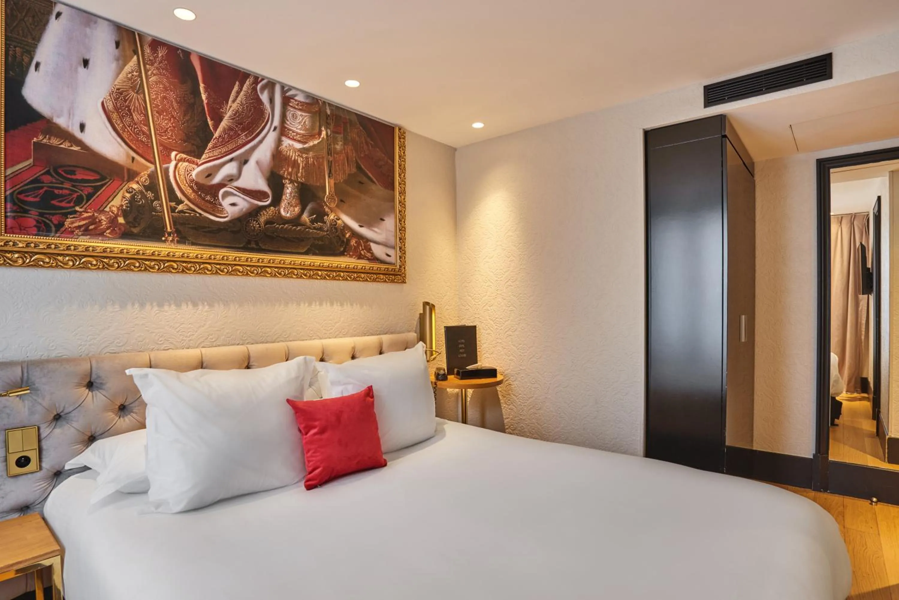 Bed in Hotel Eiffel Petit Louvre