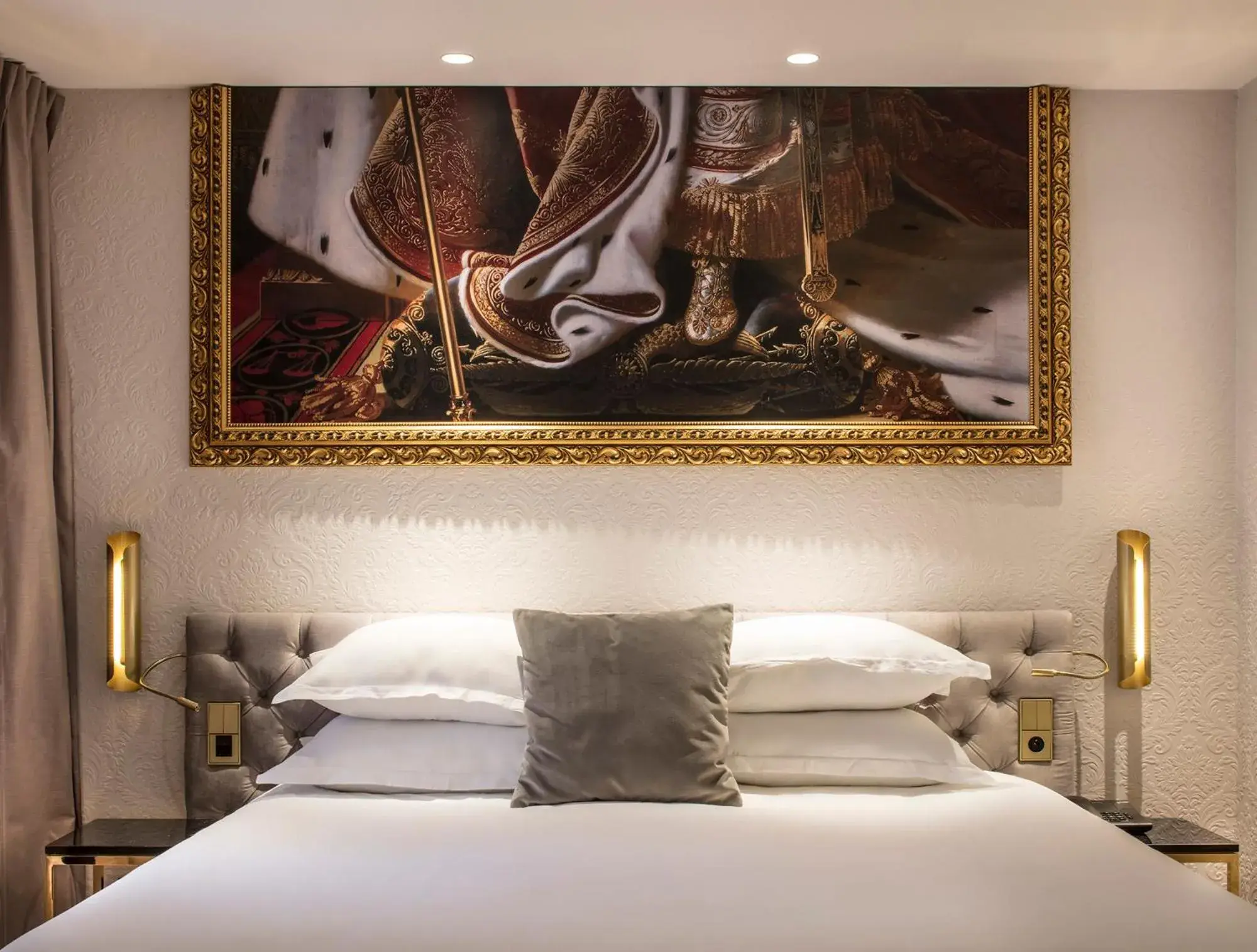 Photo of the whole room, Bed in Eiffel Petit Louvre Photo of the whole room, Bed in Eiffel Petit Louvre
