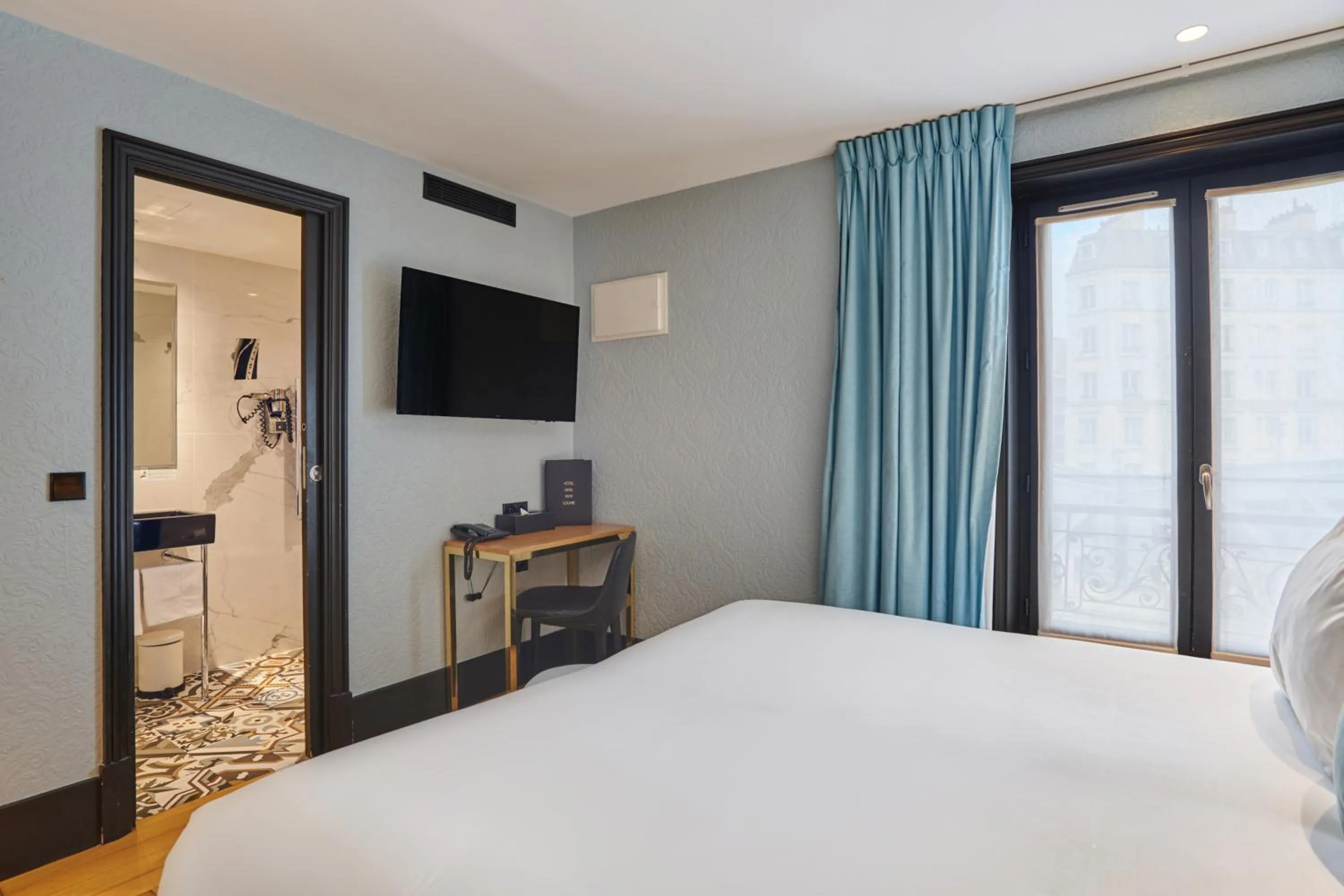 Bed in Hotel Eiffel Petit Louvre