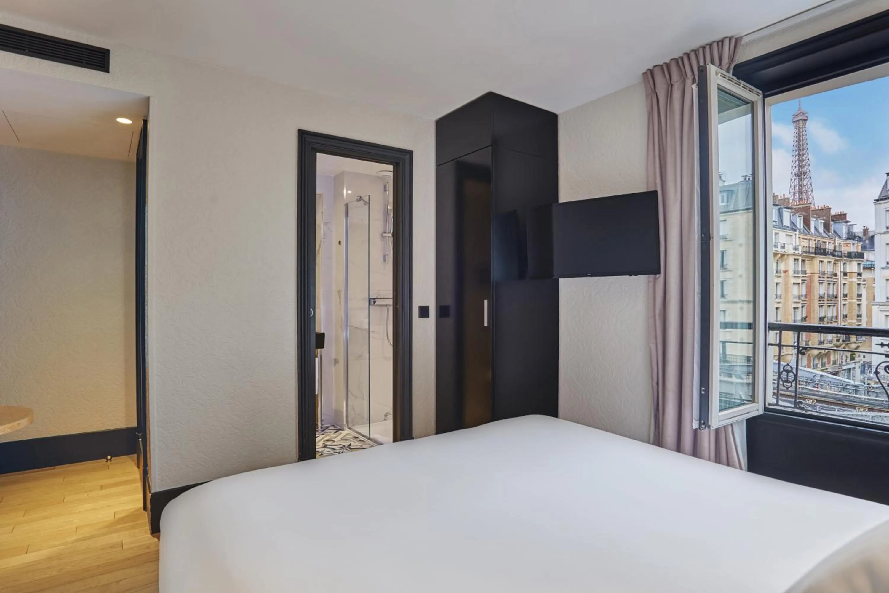 Bed in Hotel Eiffel Petit Louvre