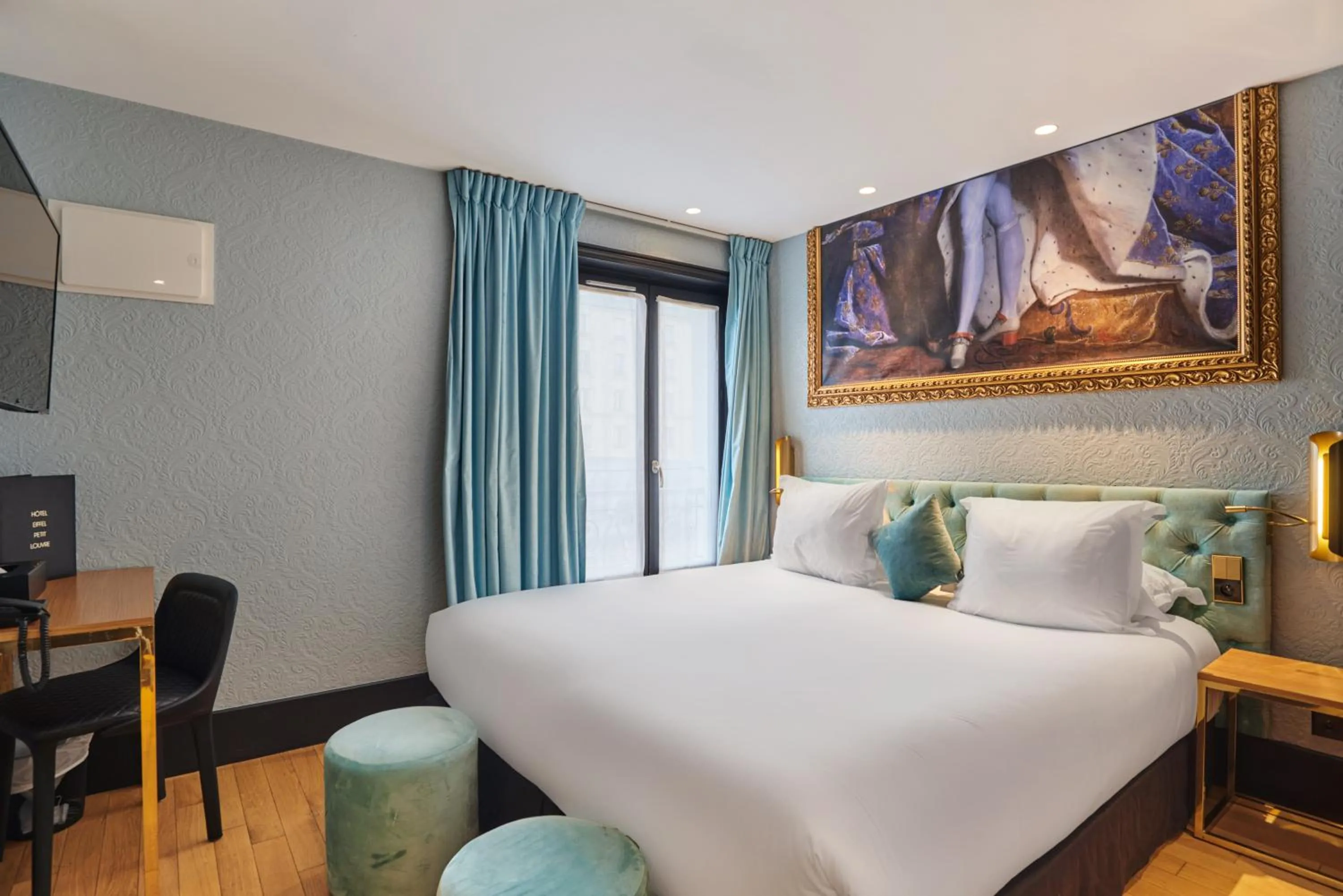 Bed in Hotel Eiffel Petit Louvre