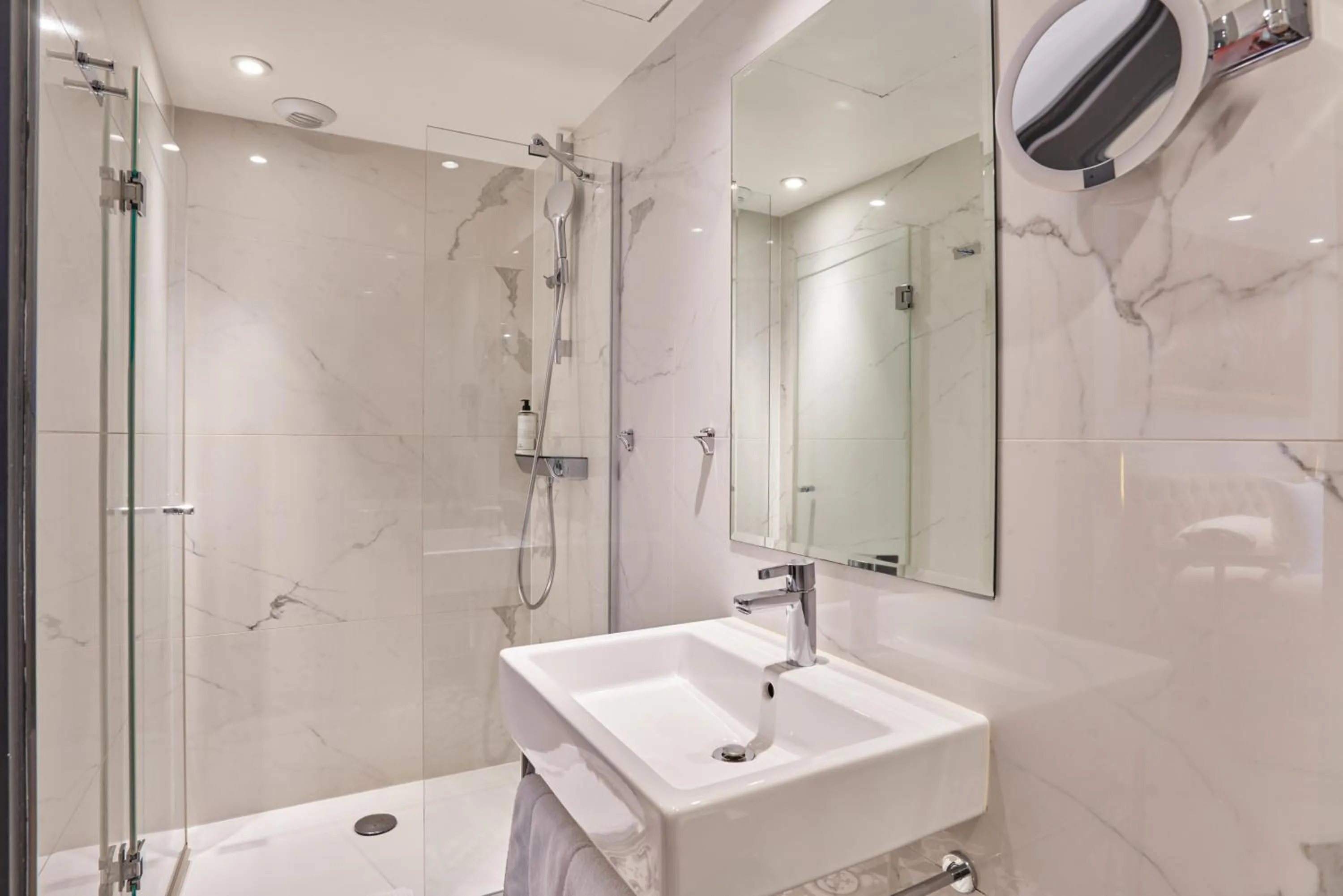 Shower in Hotel Eiffel Petit Louvre