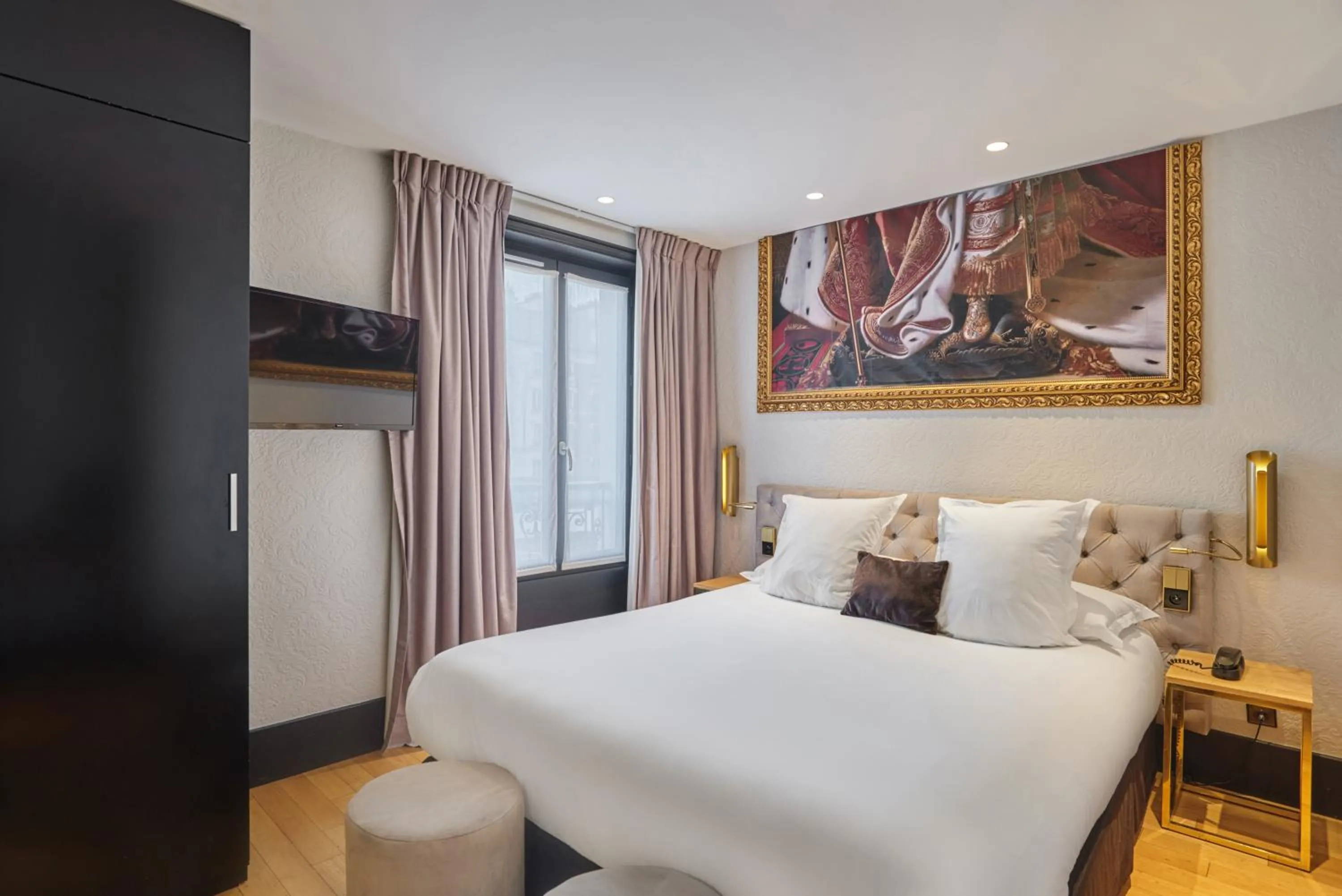 Bed in Hotel Eiffel Petit Louvre