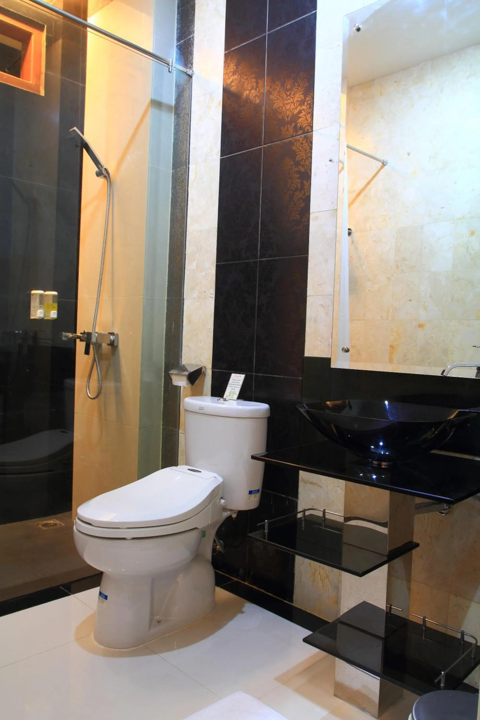 Shower in Omah Qu Guesthouse Malioboro