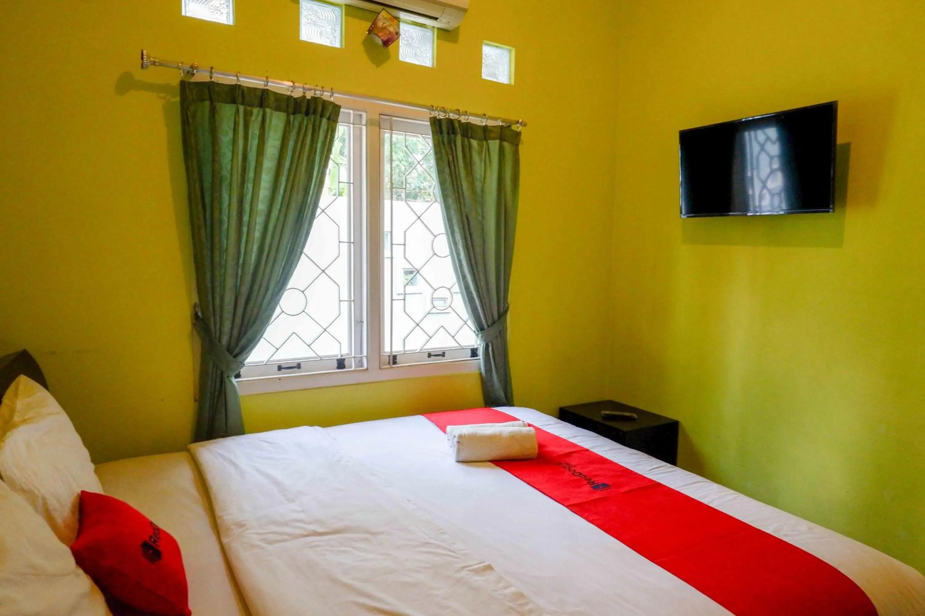 Bed in RedDoorz near Institut Pertanian Yogyakarta
