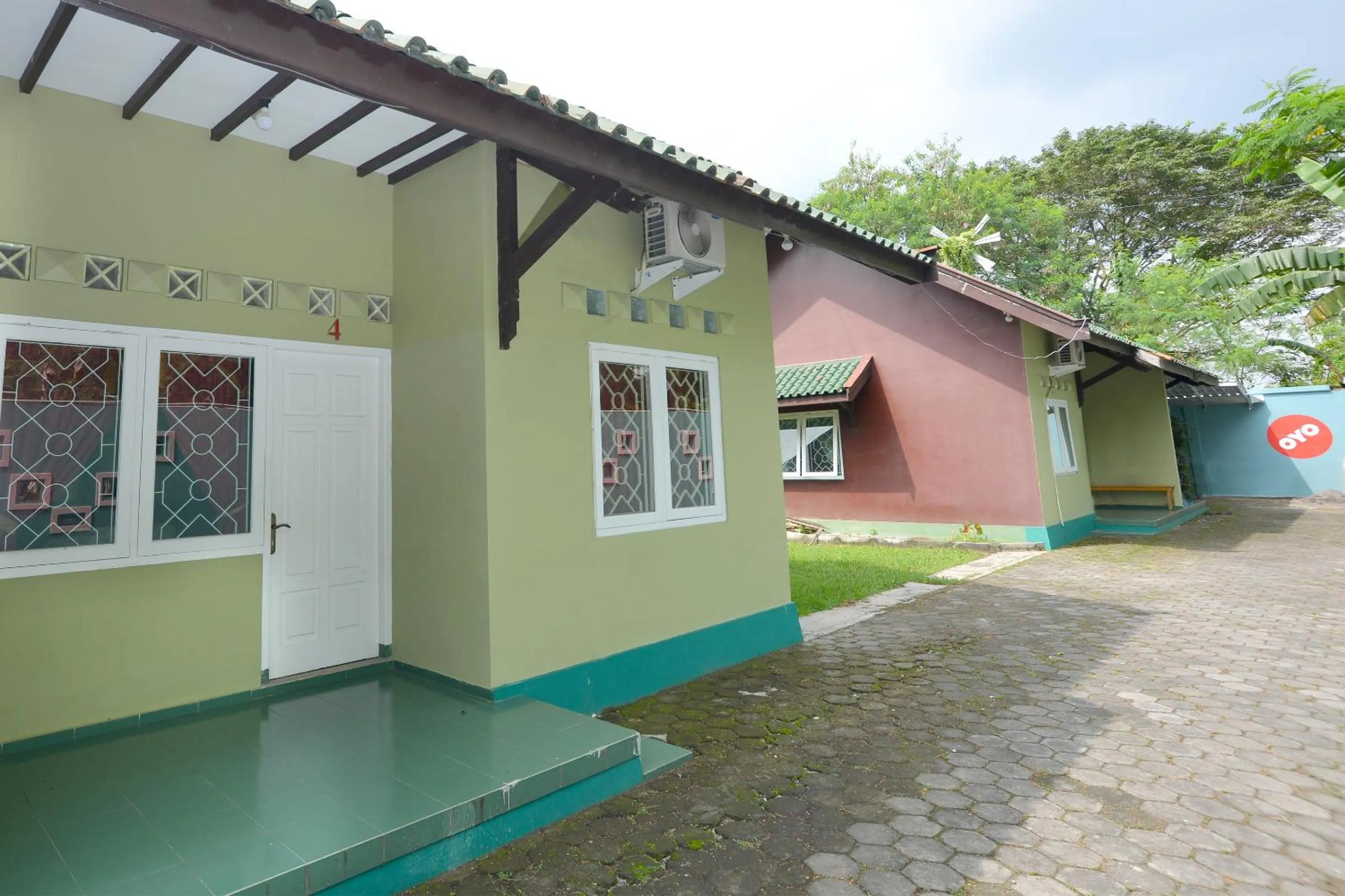 Facade/entrance in RedDoorz near Institut Pertanian Yogyakarta