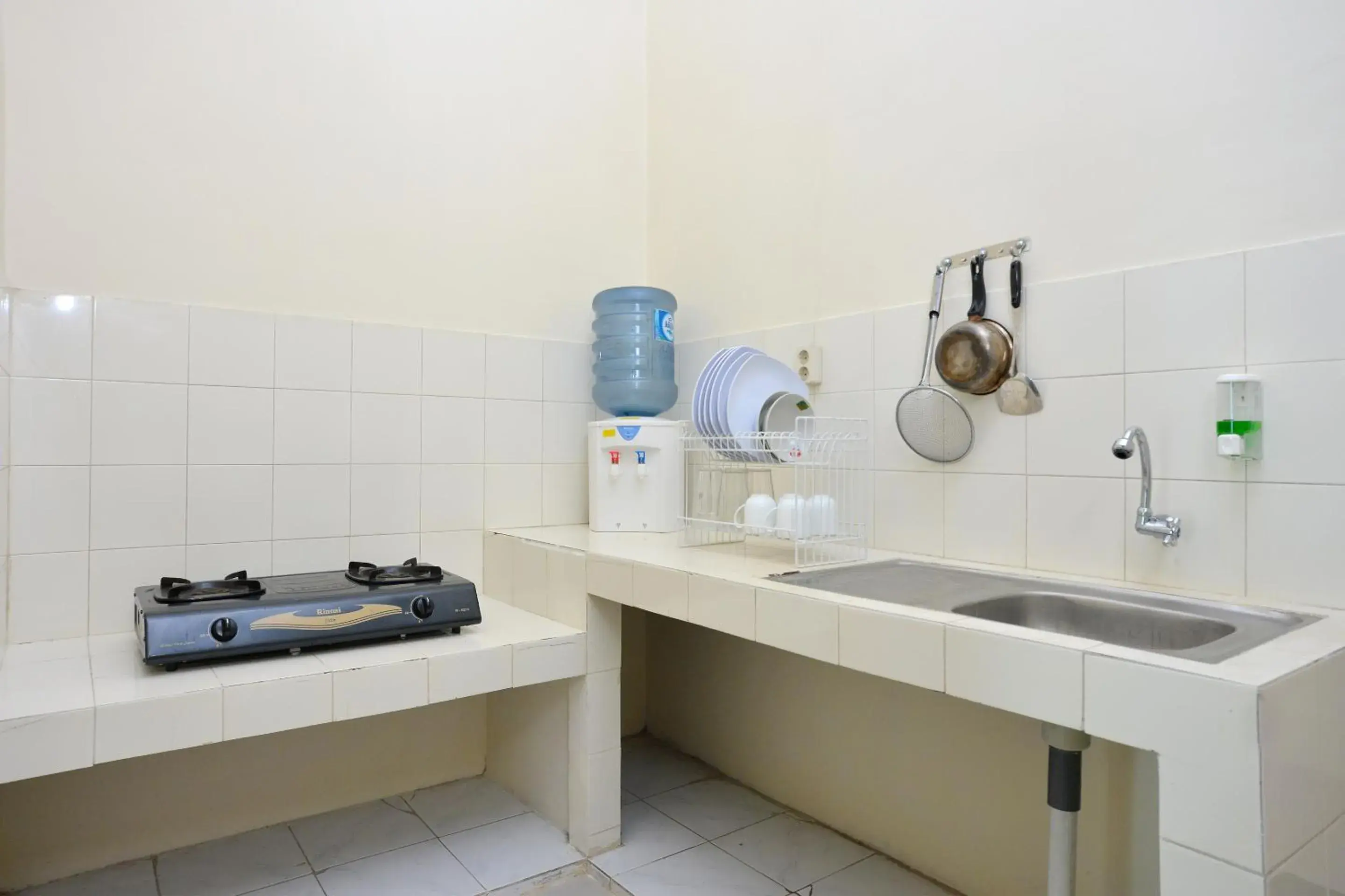 Kitchen or kitchenette in RedDoorz near Institut Pertanian Yogyakarta Kitchen or kitchenette in RedDoorz near Institut Pertanian Yogyakarta