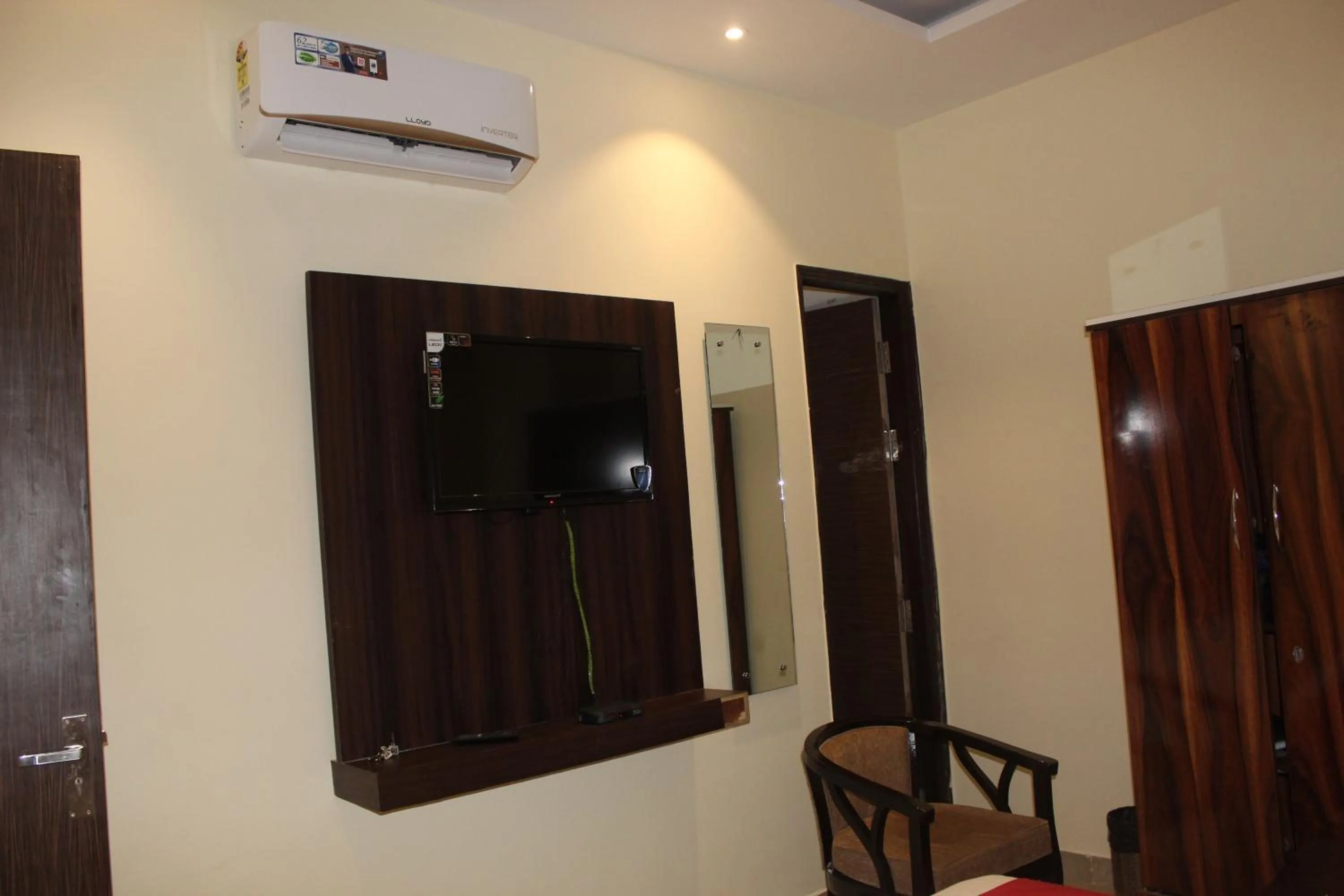 TV/Entertainment Center in hotel the Diamond