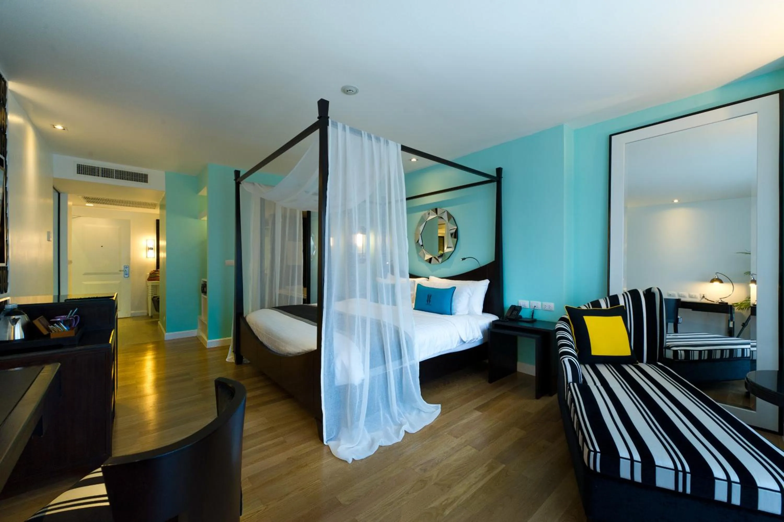 Photo of the whole room, Bed in Wave Hotel Pattaya