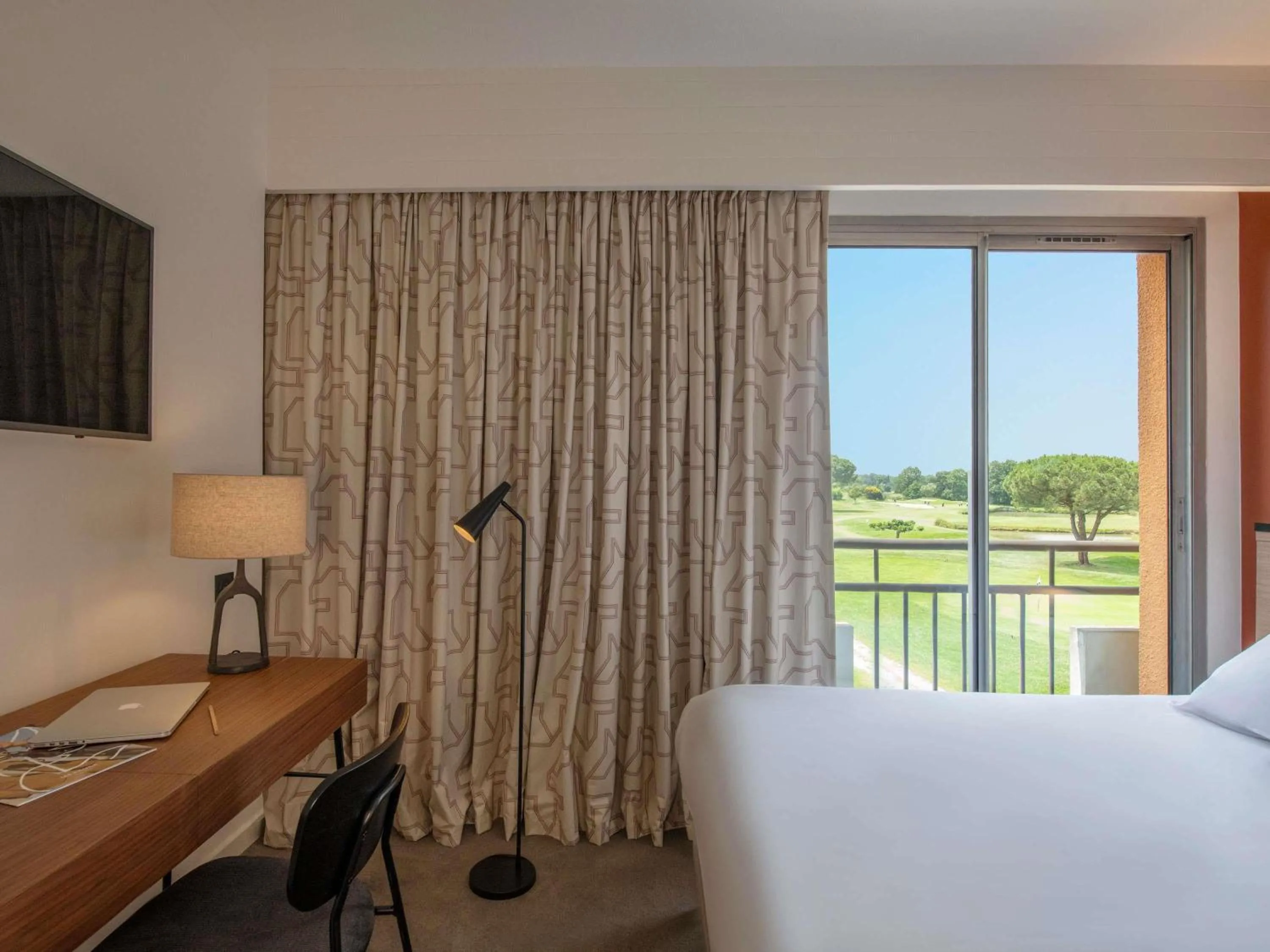 Bedroom, Bed in Mercure Toulouse Aéroport Golf de Seilh