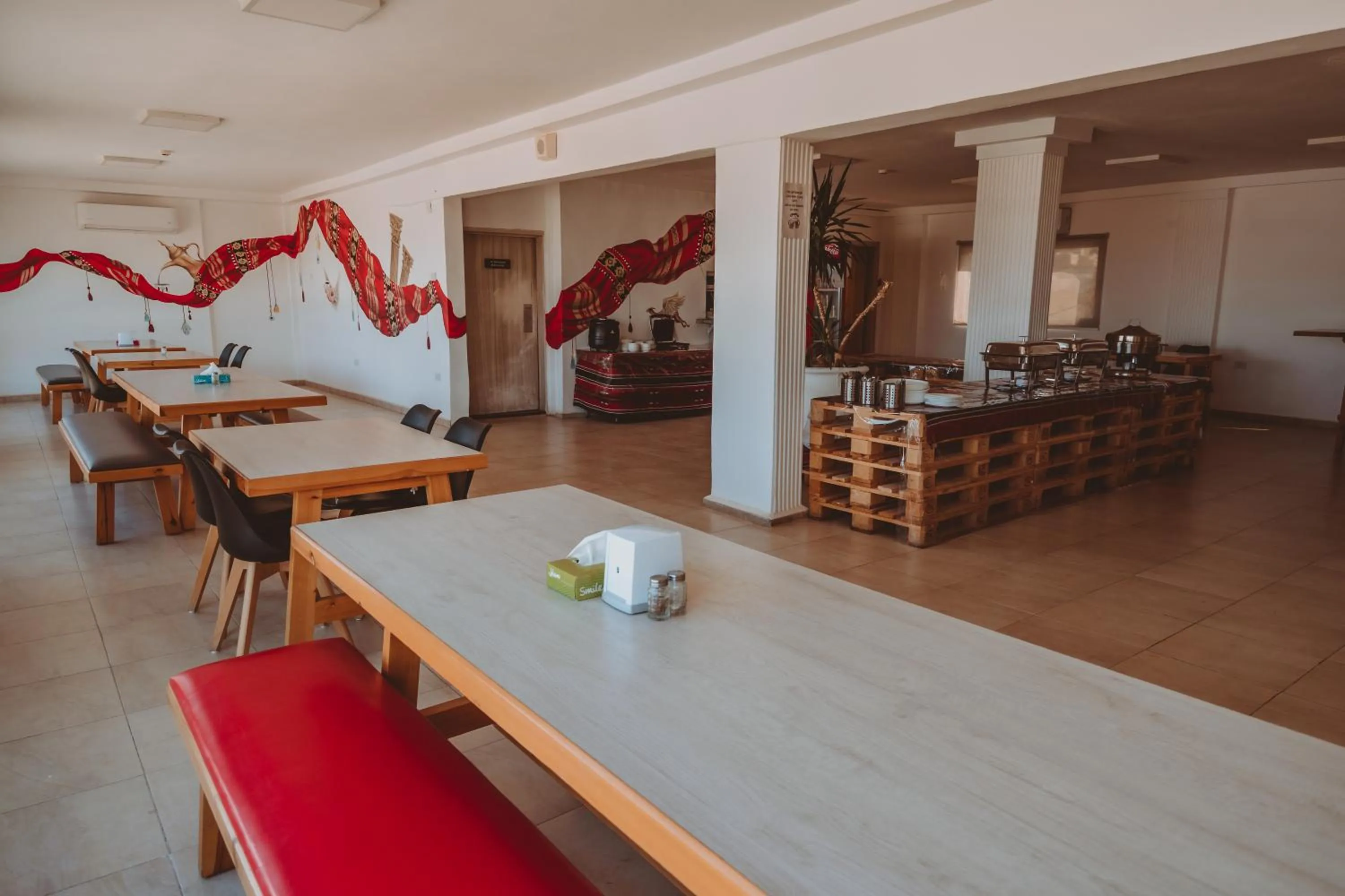 Restaurant/places to eat in Nomads Hotel
