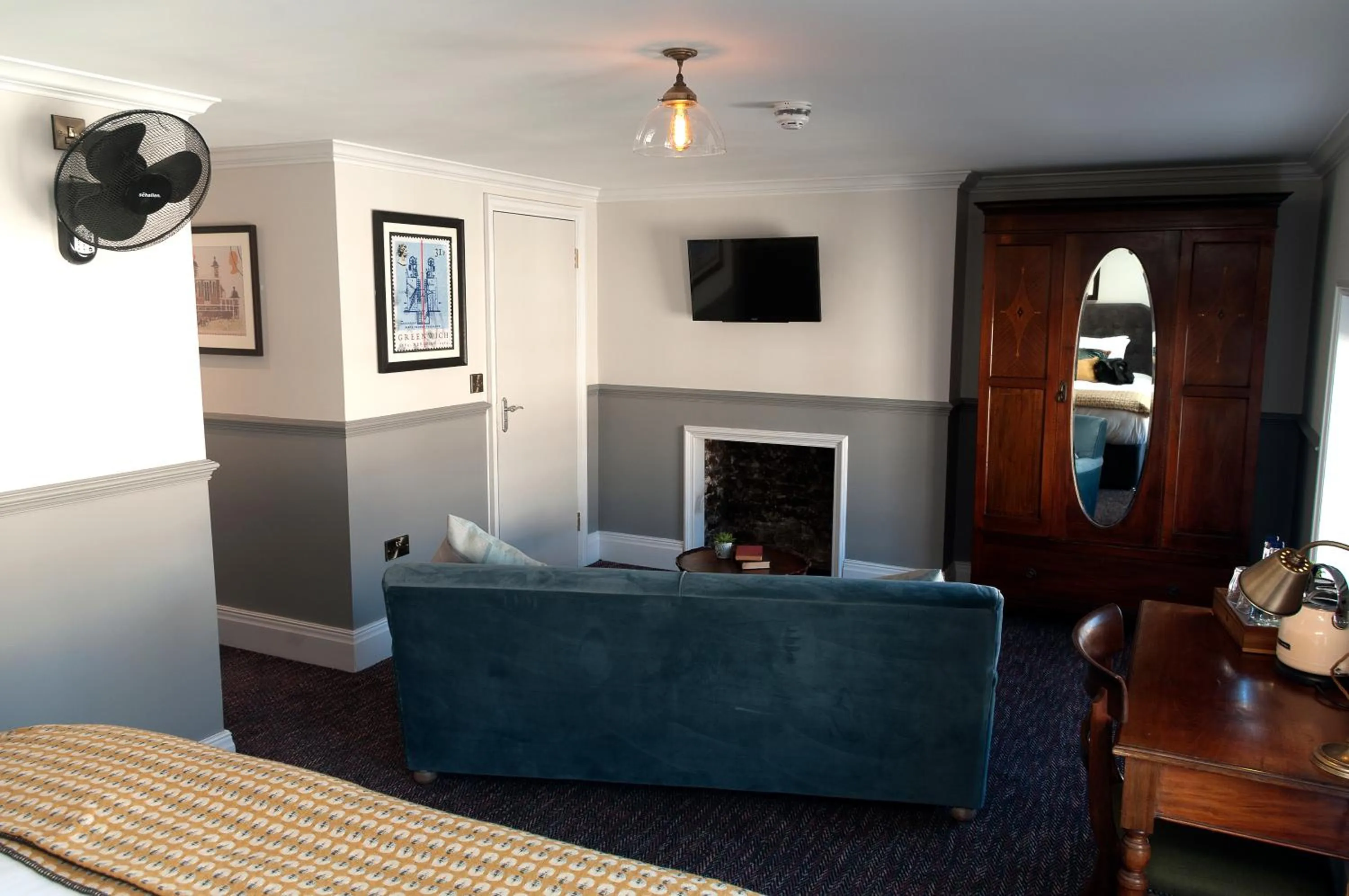 TV and multimedia in Admiral Hardy