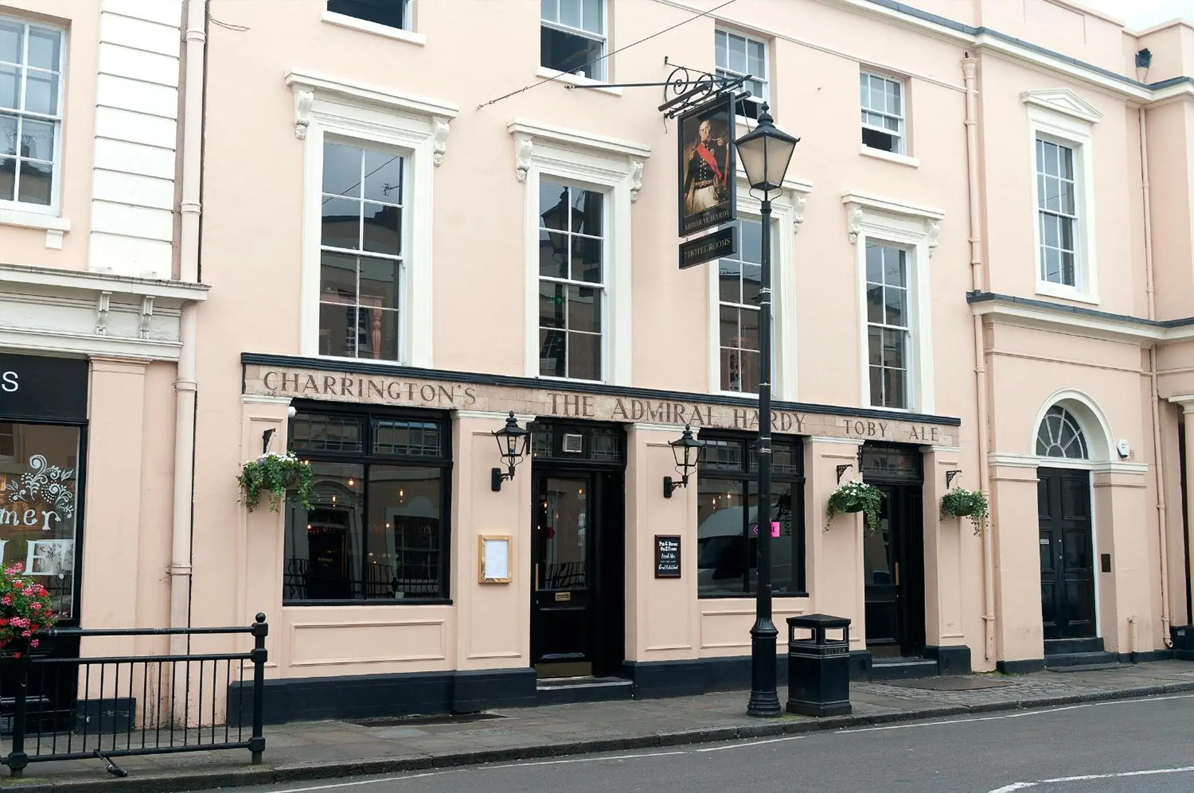 Property building in Admiral Hardy Property building in Admiral Hardy