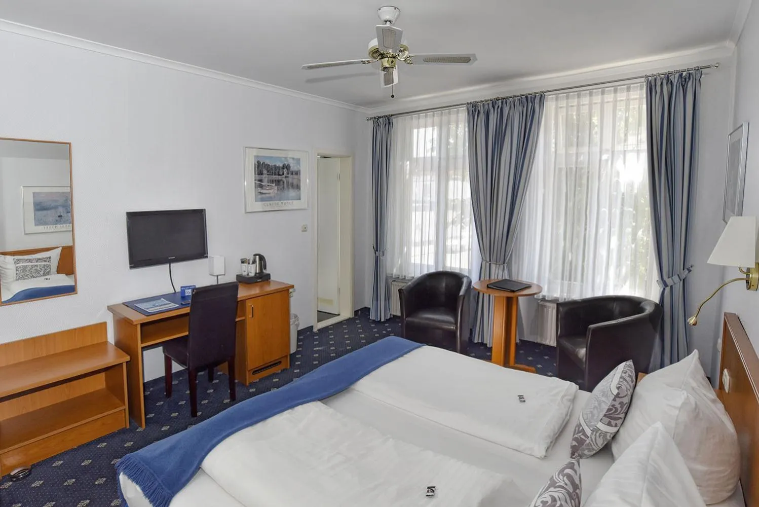 Photo of the whole room, Bed in Hotel Stadt Hamburg