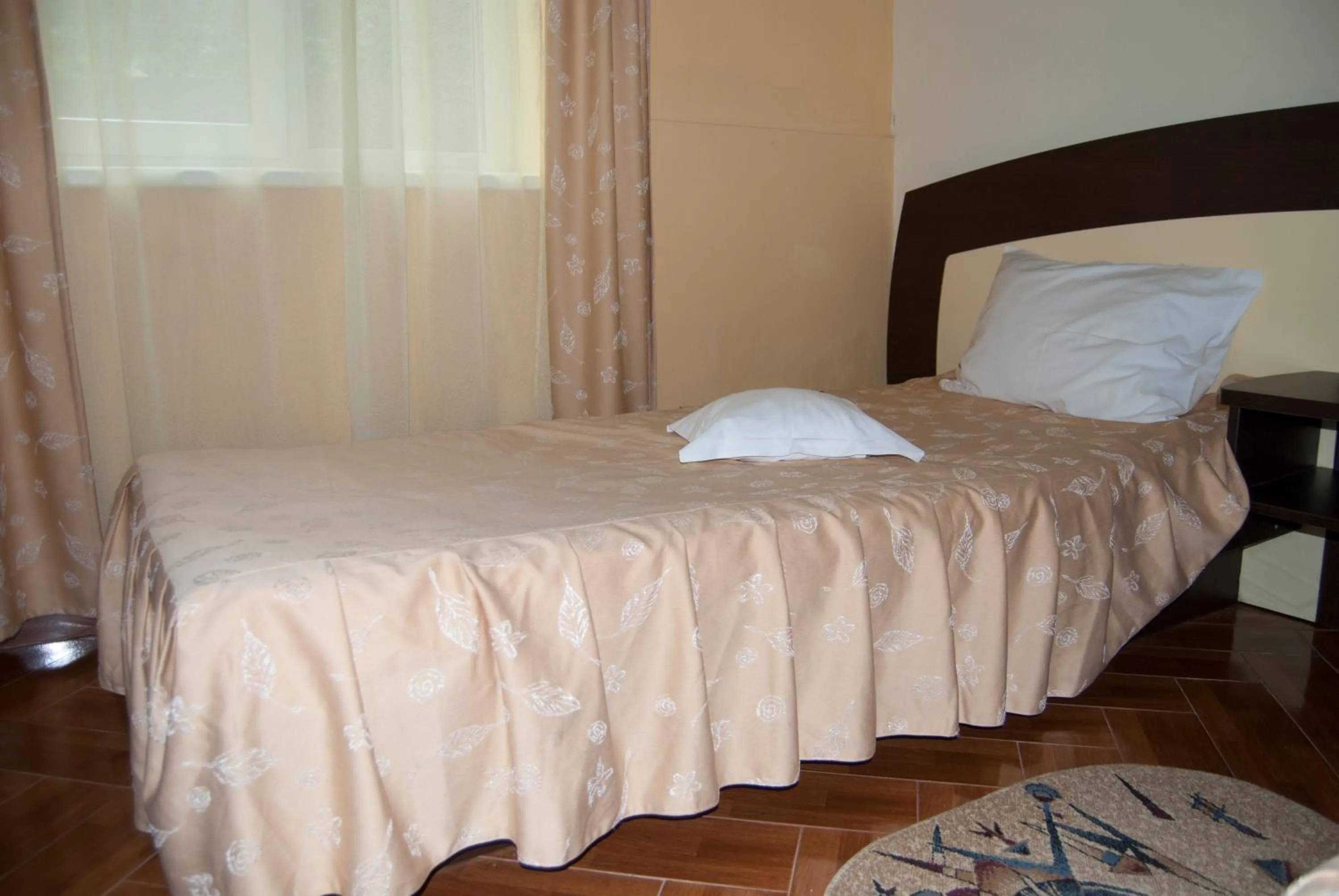 Photo of the whole room, Bed in Maria