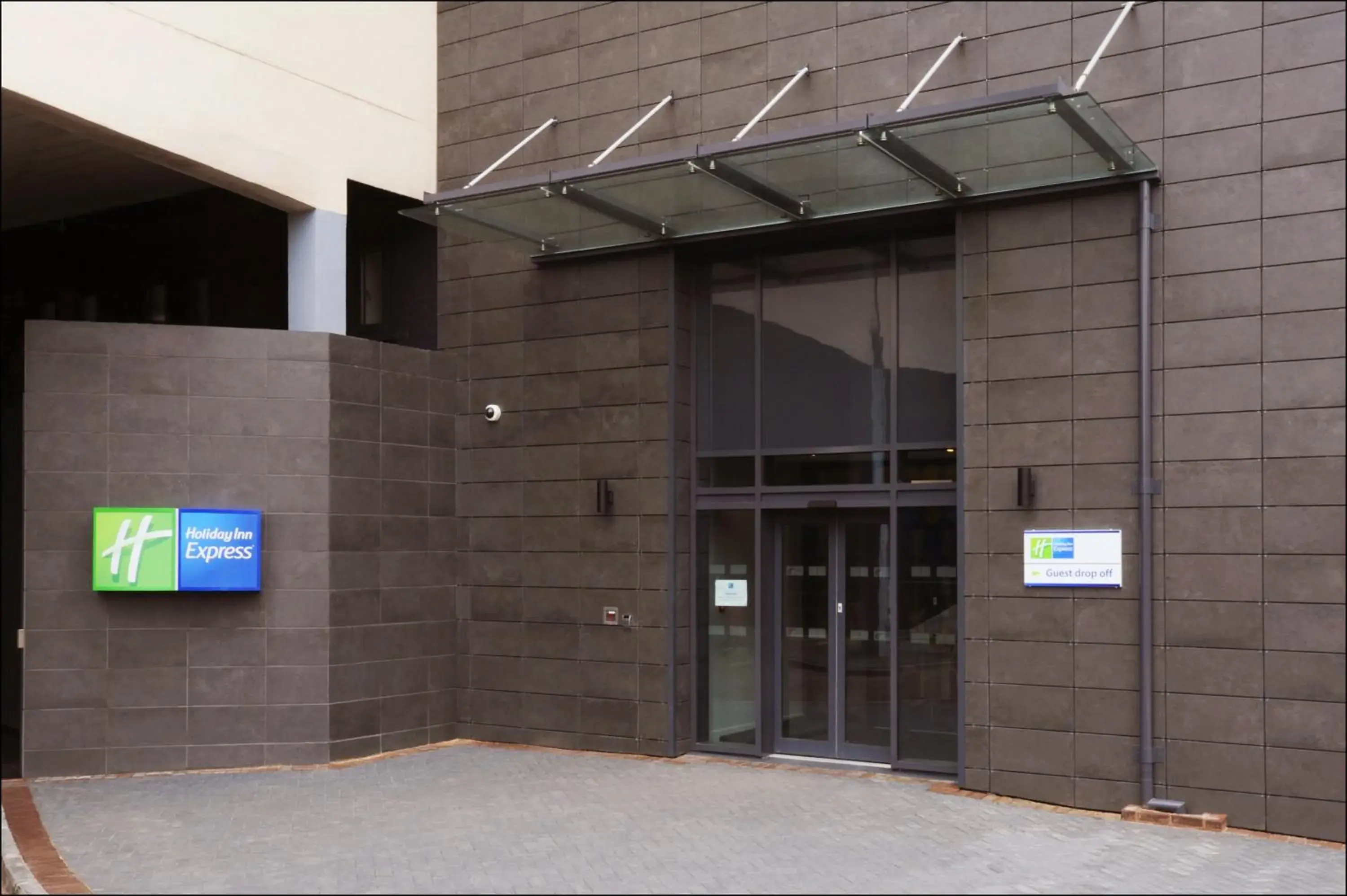 Property building in Holiday Inn Express Birmingham - Snow Hill by IHG Property building in Holiday Inn Express Birmingham - Snow Hill by IHG