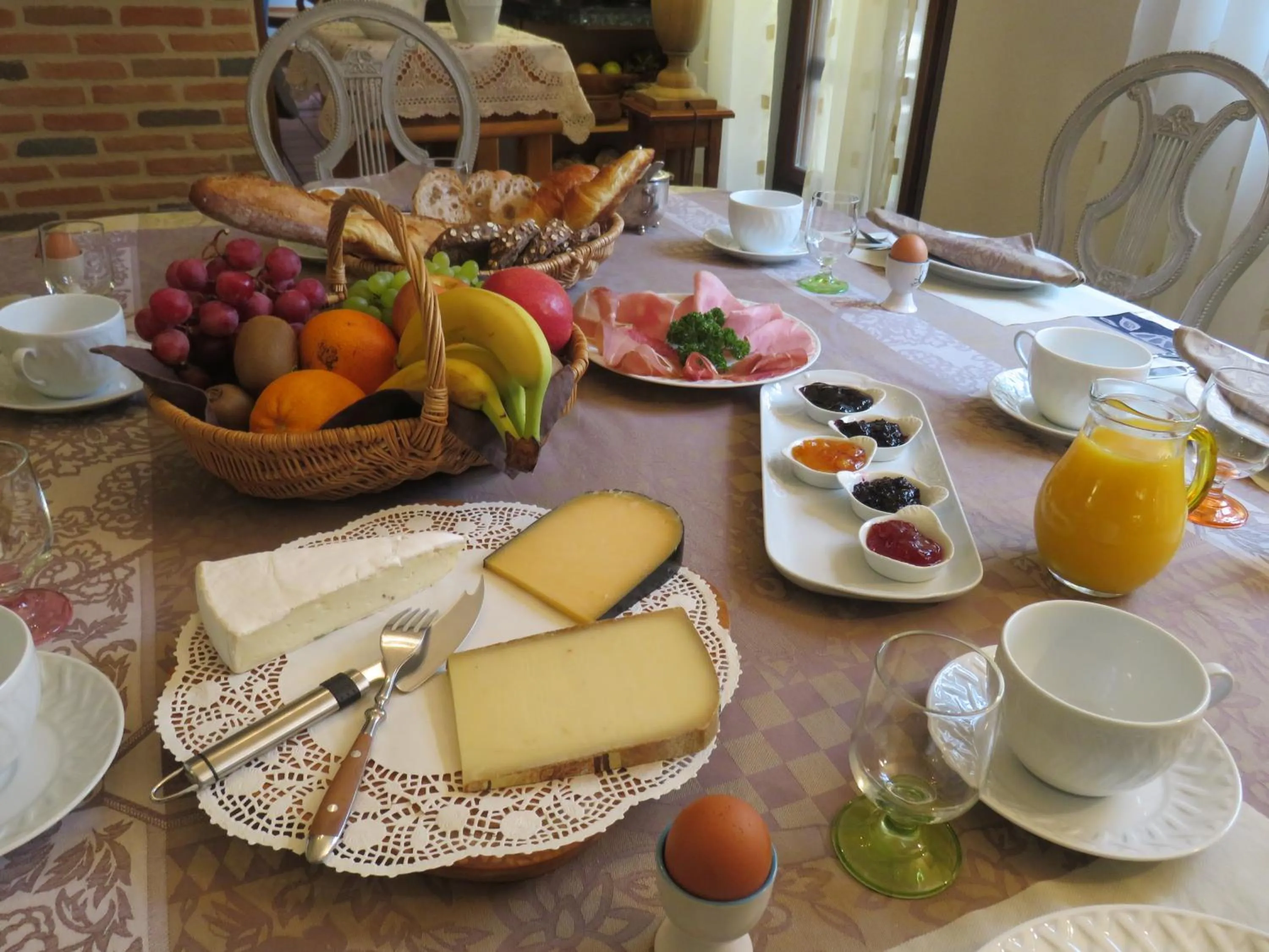 Breakfast in Chambres d'hôtes La Brillève