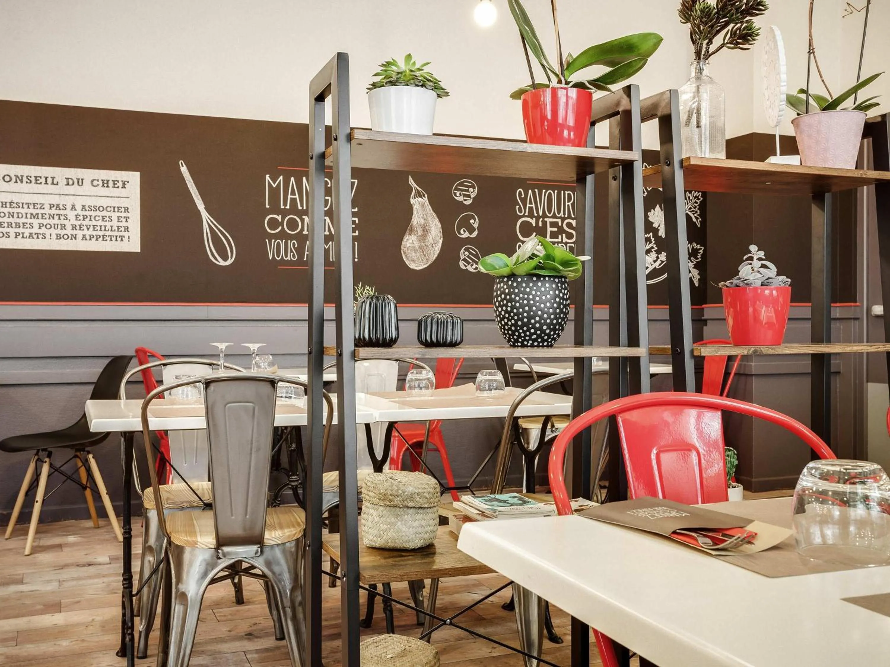 Restaurant/places to eat in ibis Angers Centre Chateau