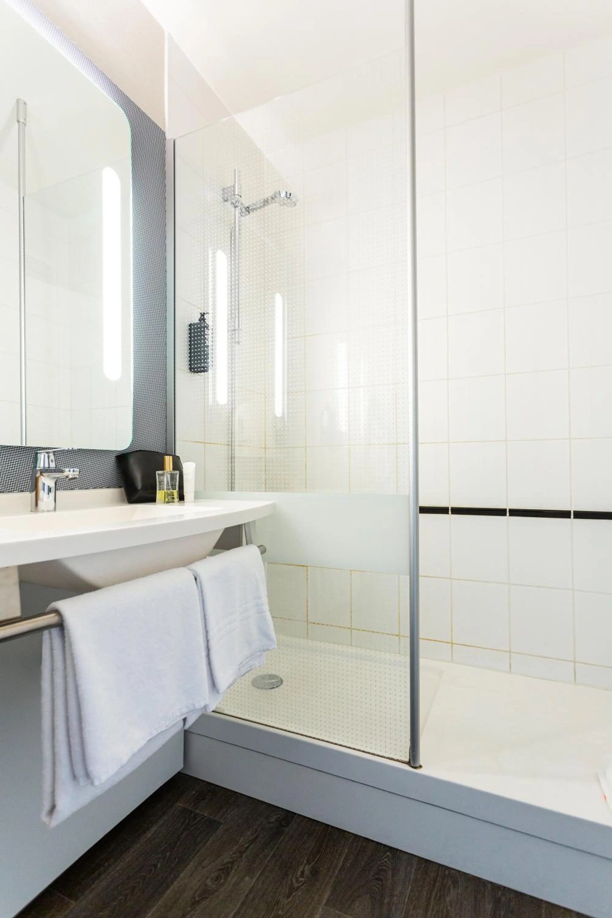 Shower in ibis Bordeaux Pessac Route des Vins