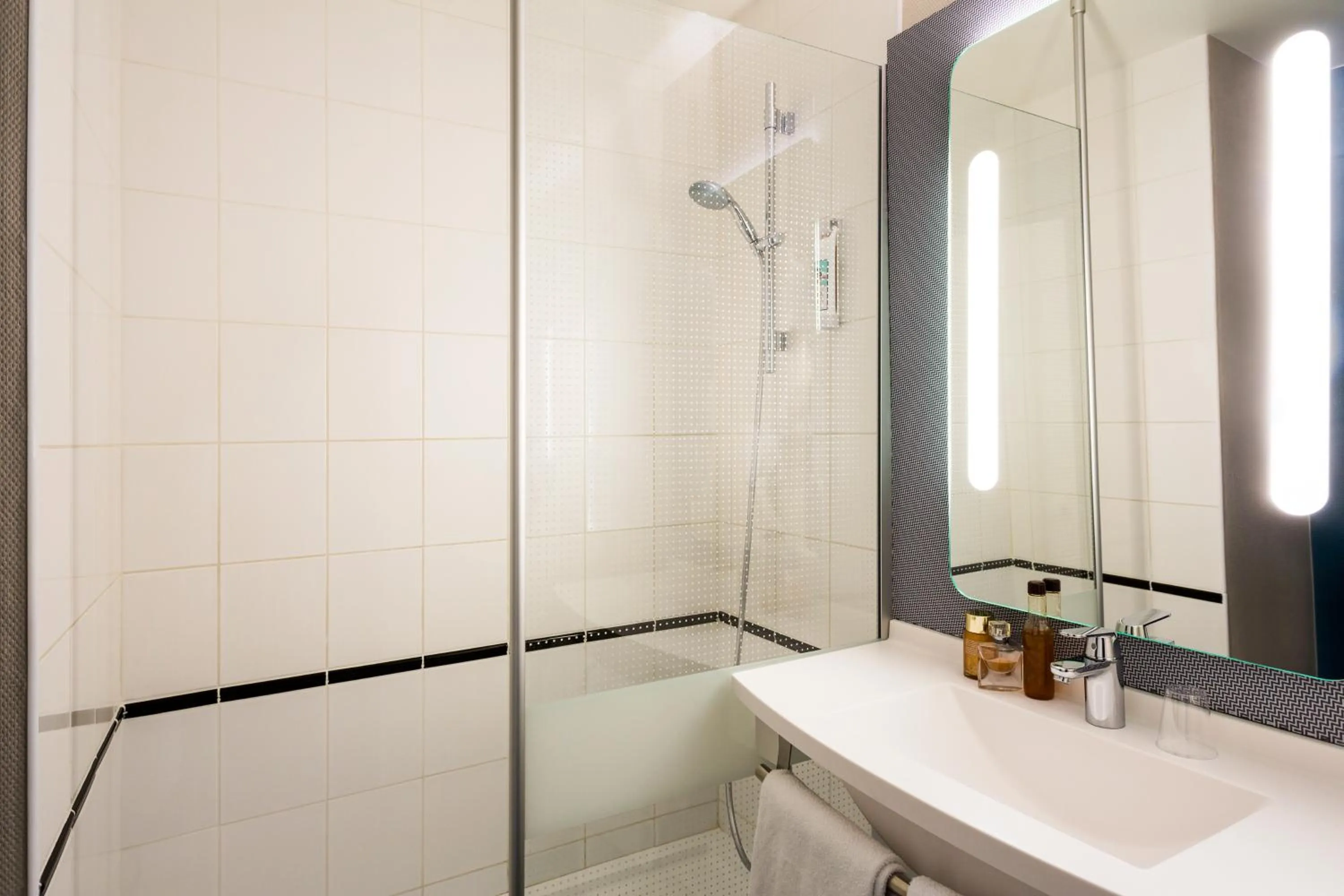 Shower in ibis Bordeaux Pessac Route des Vins