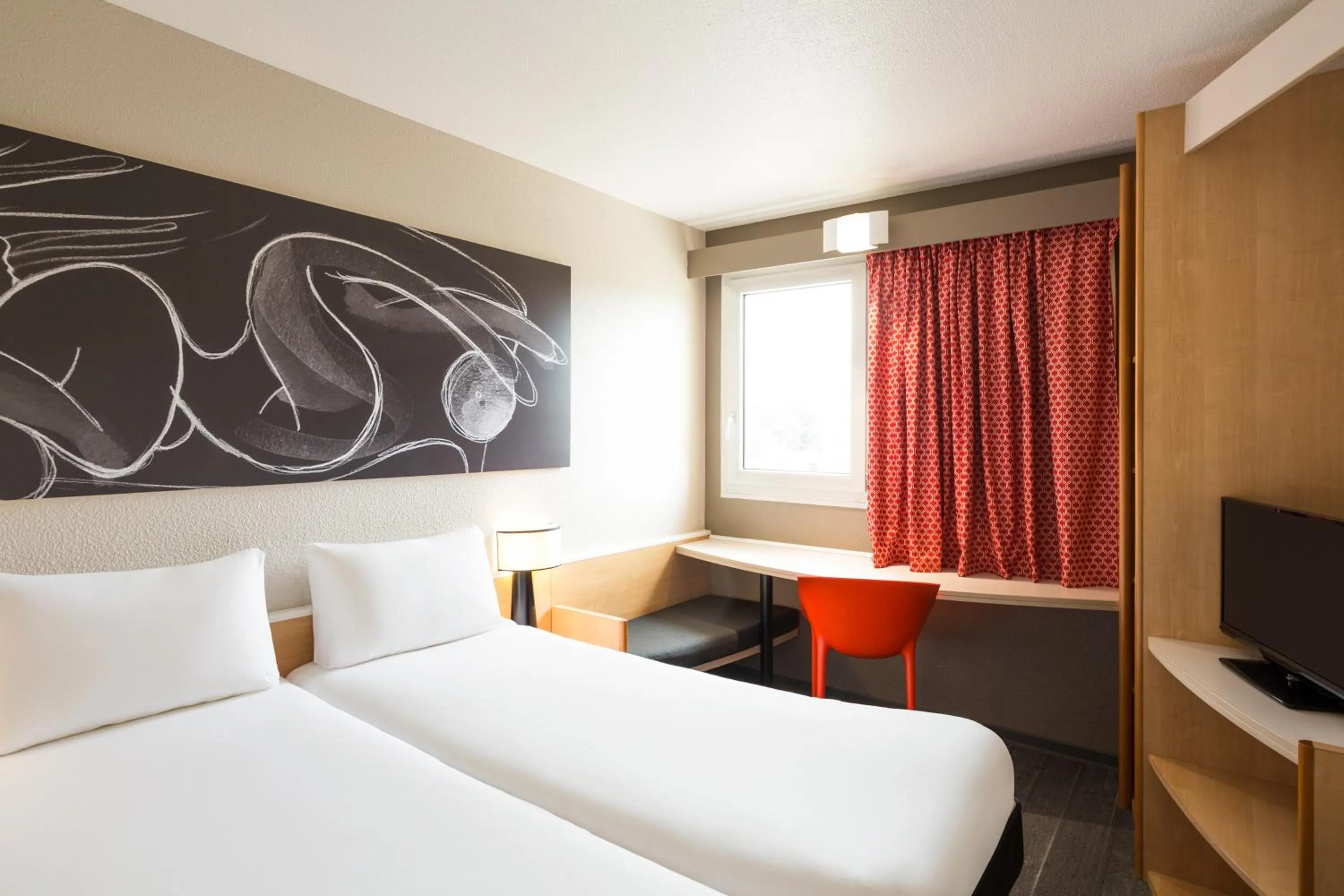 Bed in ibis Bordeaux Pessac Route des Vins